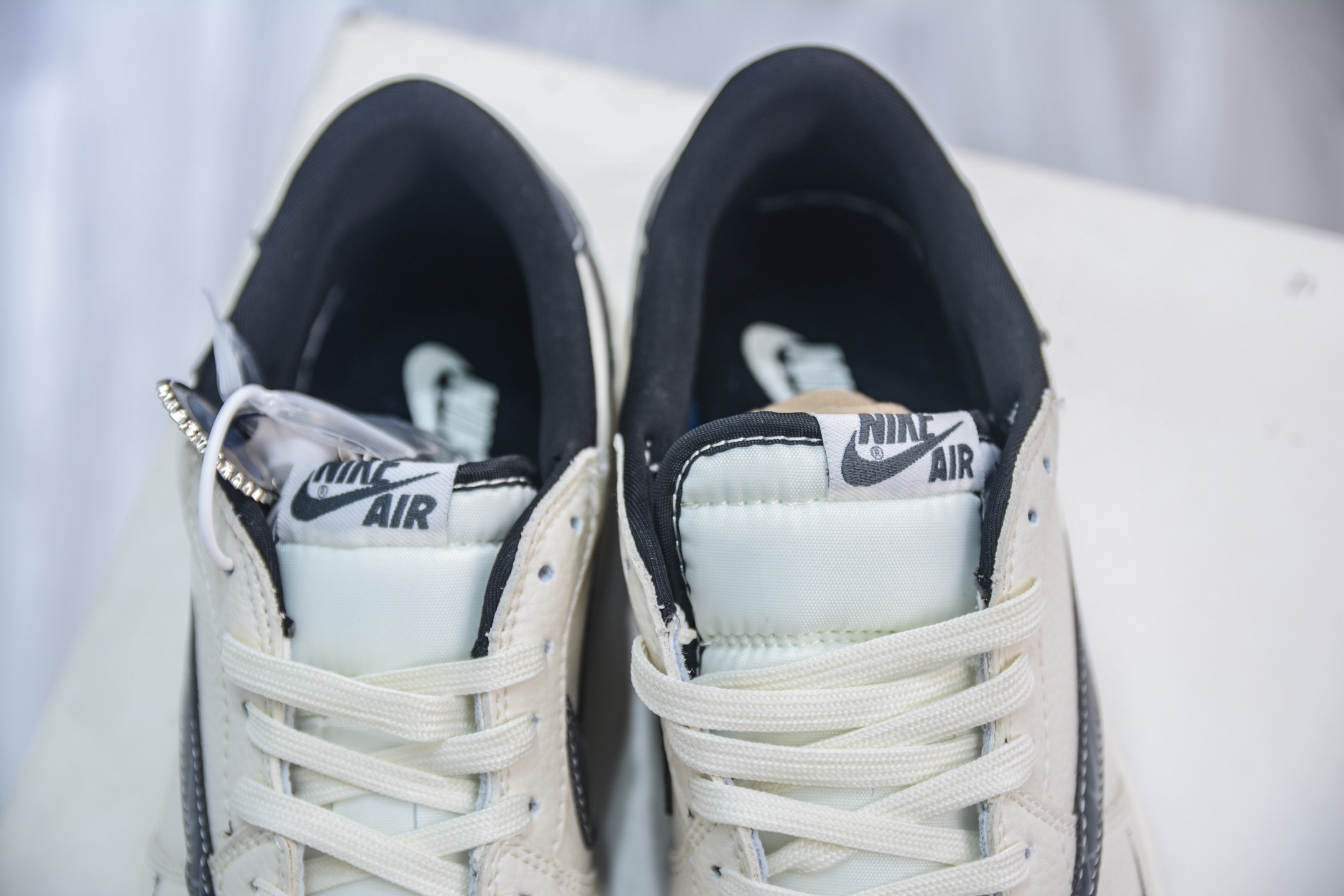 280 Air Jordan 1 Retro Low x BE@RBRICK 暴力熊联名-米白灰 LD2025-011