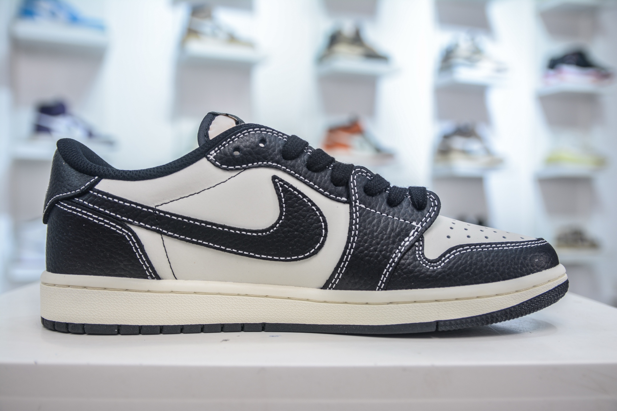 270 TS x Air Jordan X KAWS 倒钩低帮暴力熊联名 黑白 XZ5749-004