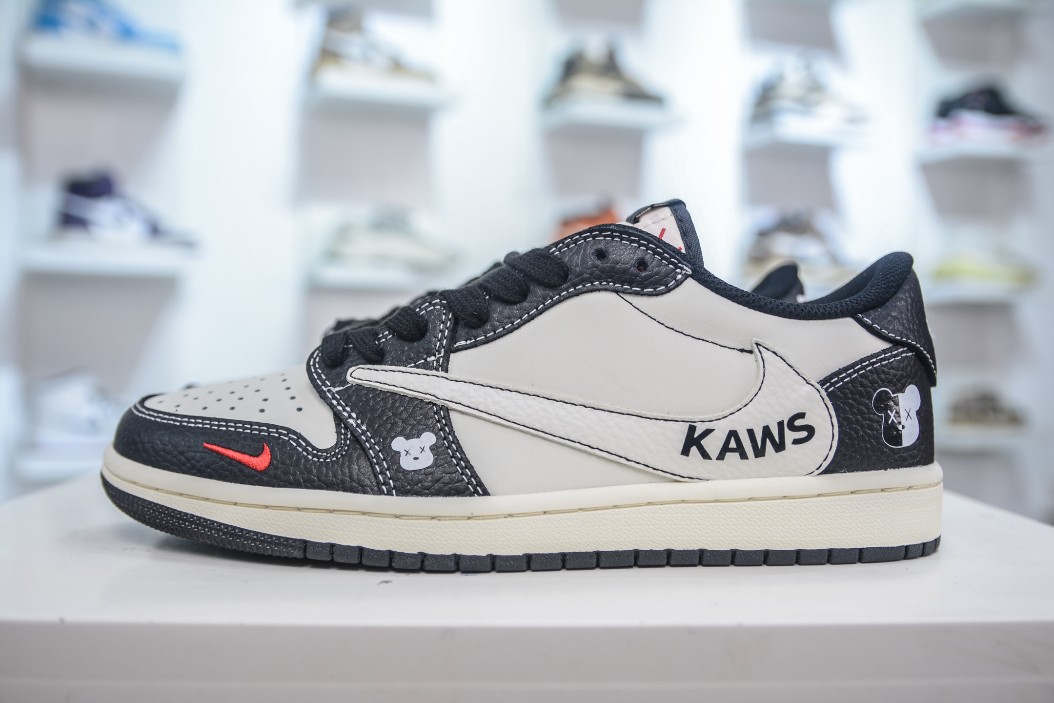 270 TS x Air Jordan X KAWS 倒钩低帮暴力熊联名 黑白 XZ5749-004