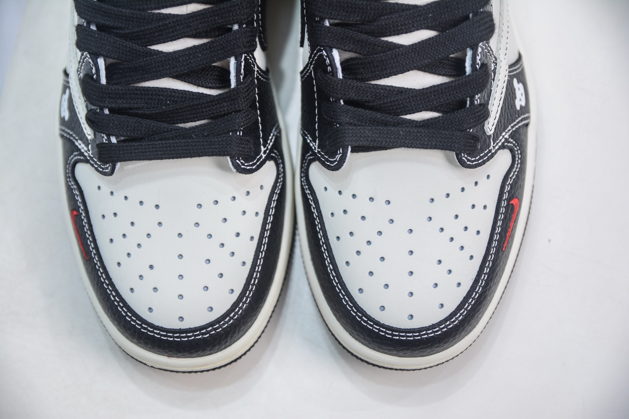 270 TS x Air Jordan X KAWS 倒钩低帮暴力熊联名 黑白 XZ5749-004