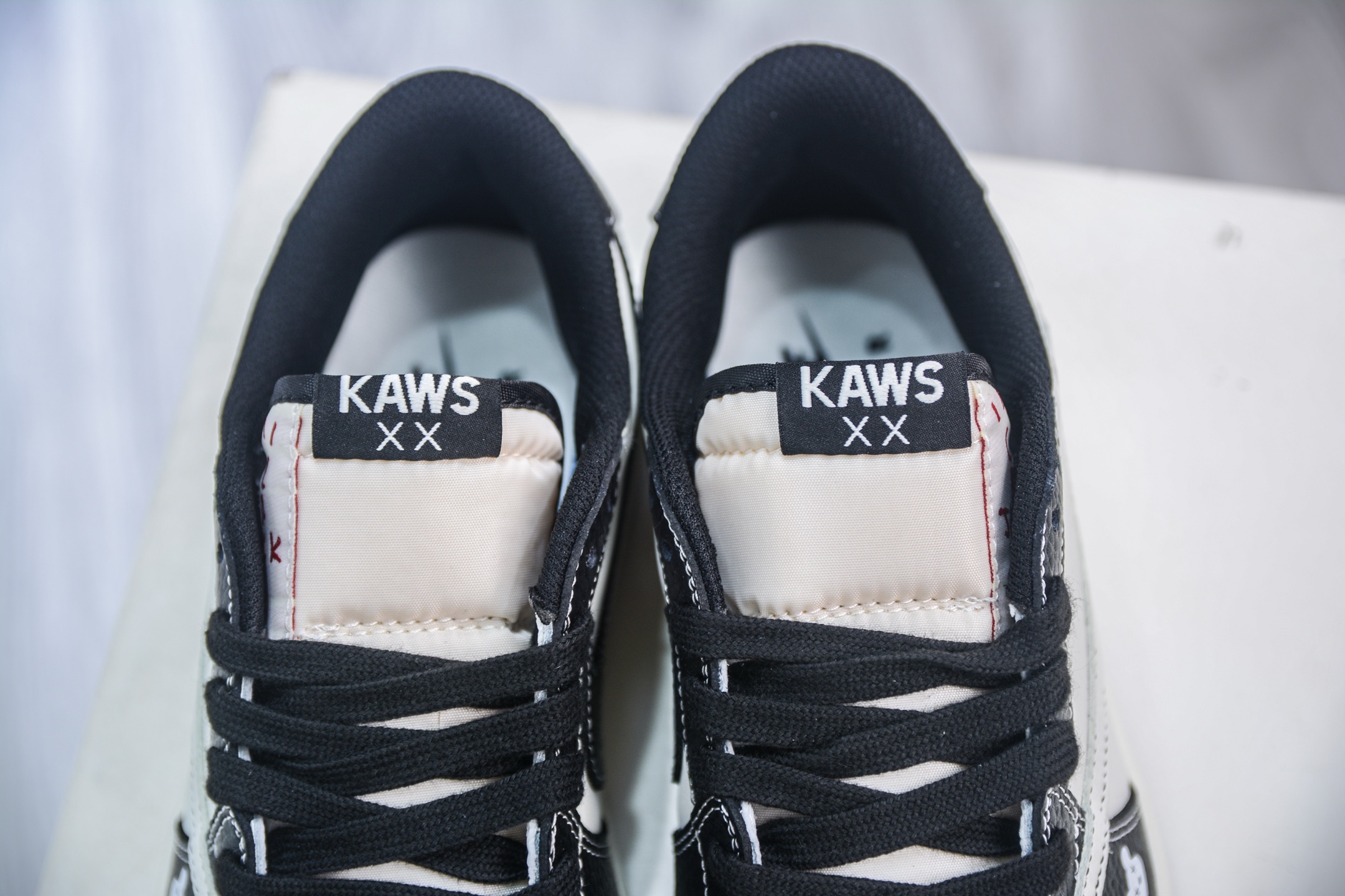 270 TS x Air Jordan X KAWS 倒钩低帮暴力熊联名 黑白 XZ5749-004