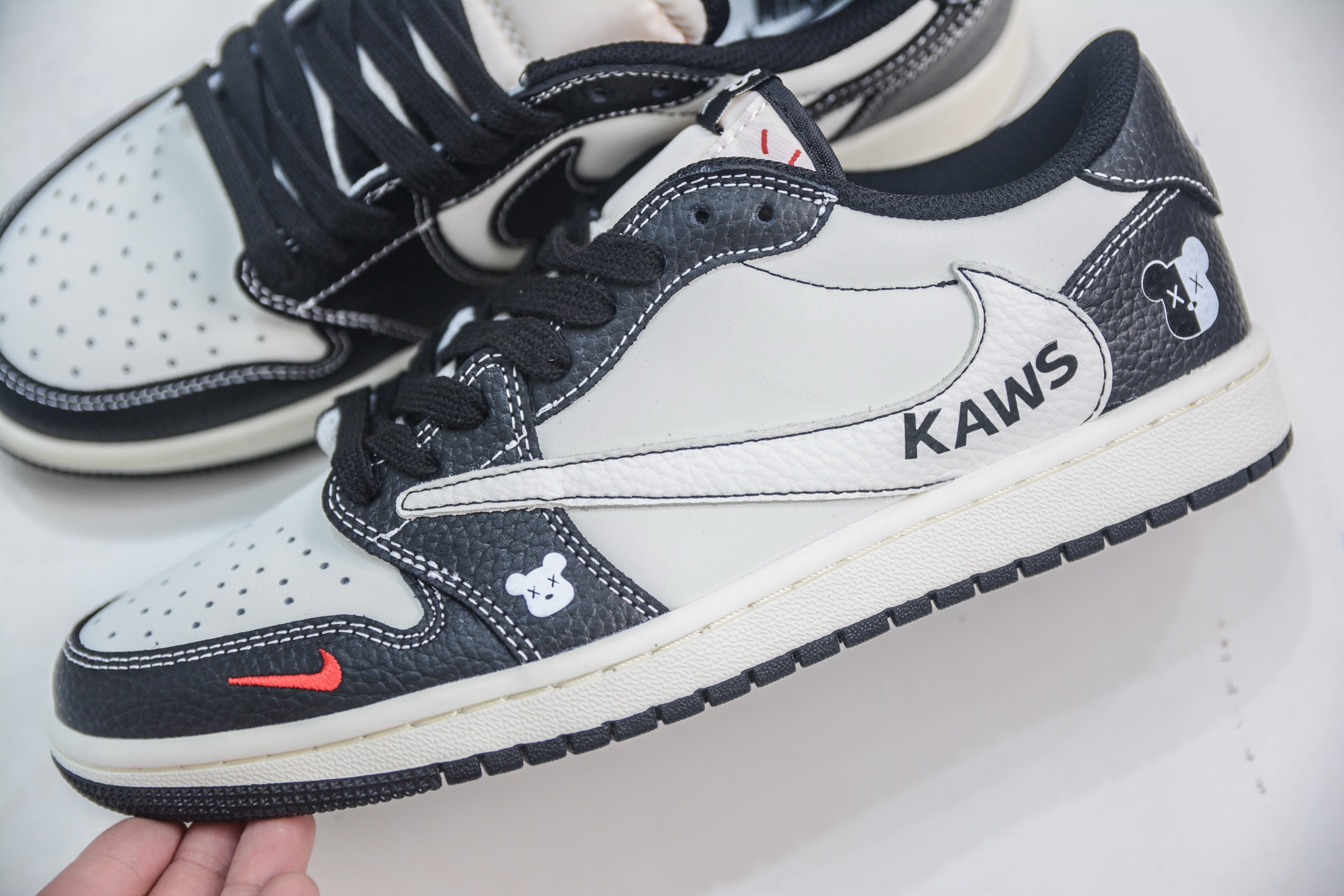 270 TS x Air Jordan X KAWS 倒钩低帮暴力熊联名 黑白 XZ5749-004
