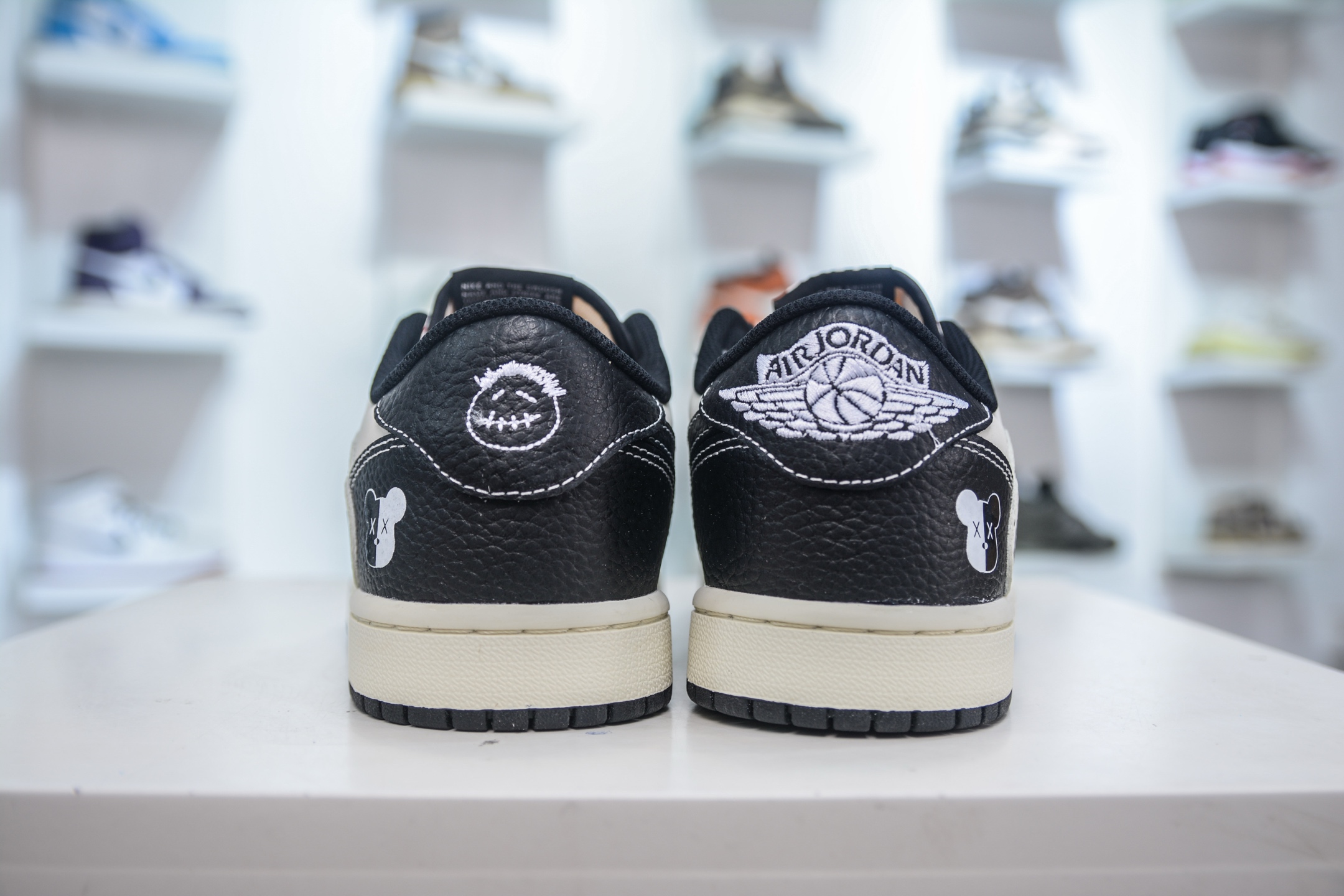 270 TS x Air Jordan X KAWS 倒钩低帮暴力熊联名 黑白 XZ5749-004