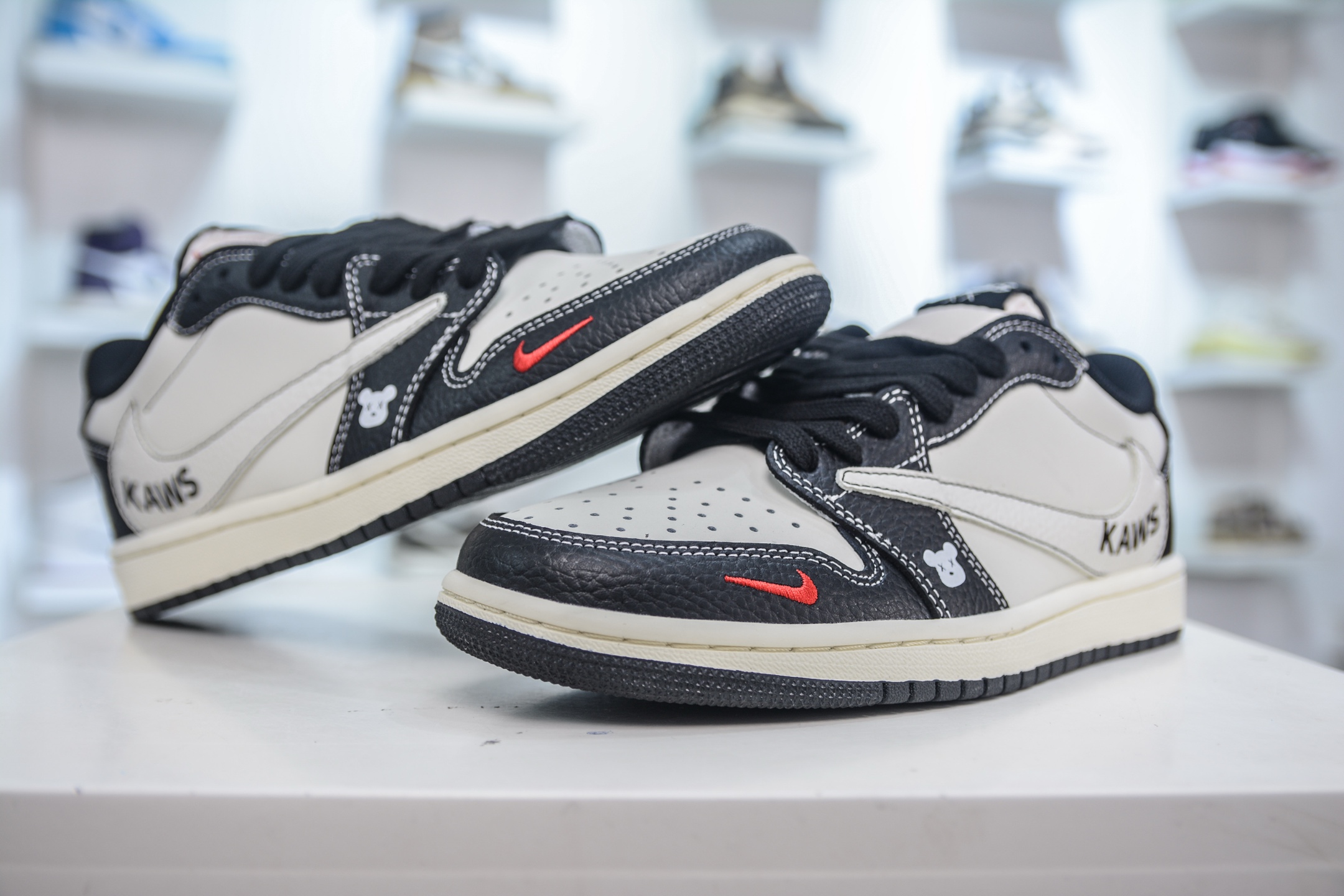 270 TS x Air Jordan X KAWS 倒钩低帮暴力熊联名 黑白 XZ5749-004