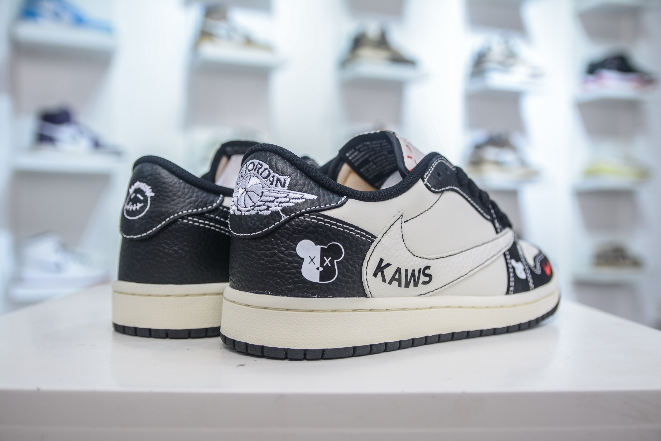 270 TS x Air Jordan X KAWS 倒钩低帮暴力熊联名 黑白 XZ5749-004