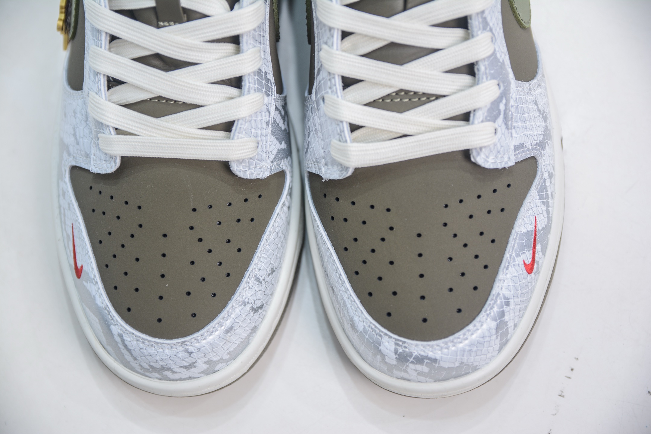 Nike SB Dunk Low 'Year Of The Snake' Silver Green Limited Edition Shoes 10 i1748015315301 5591 0 8