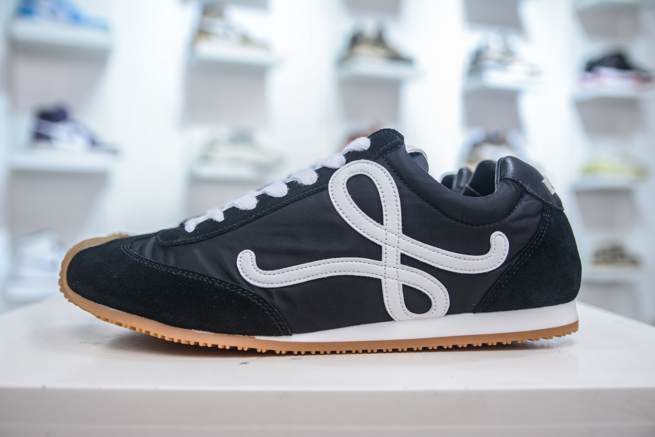 Loewe Ballet Runner 2.0: Comfortable Leather Sneakers with Signature Logo 2 i1748016260206 7391 0 0
