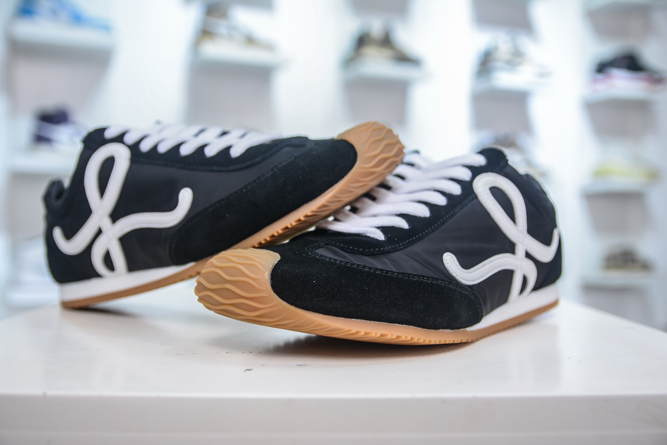 Loewe Ballet Runner 2.0: Comfortable Leather Sneakers with Signature Logo 5 i1748016261650 9758 0 3