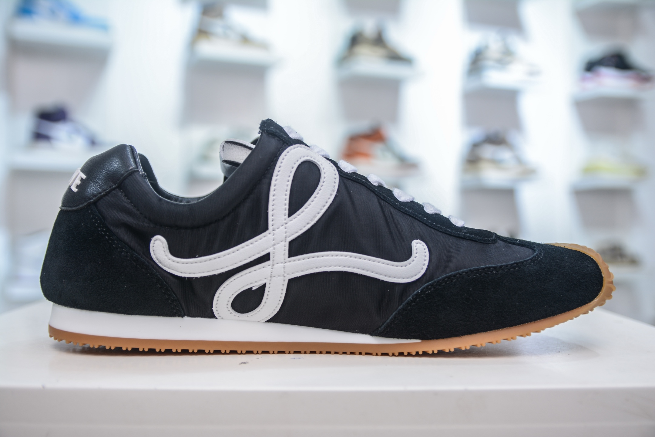 Loewe Ballet Runner 2.0: Comfortable Leather Sneakers with Signature Logo 4 i1748016261671 8591 0 2