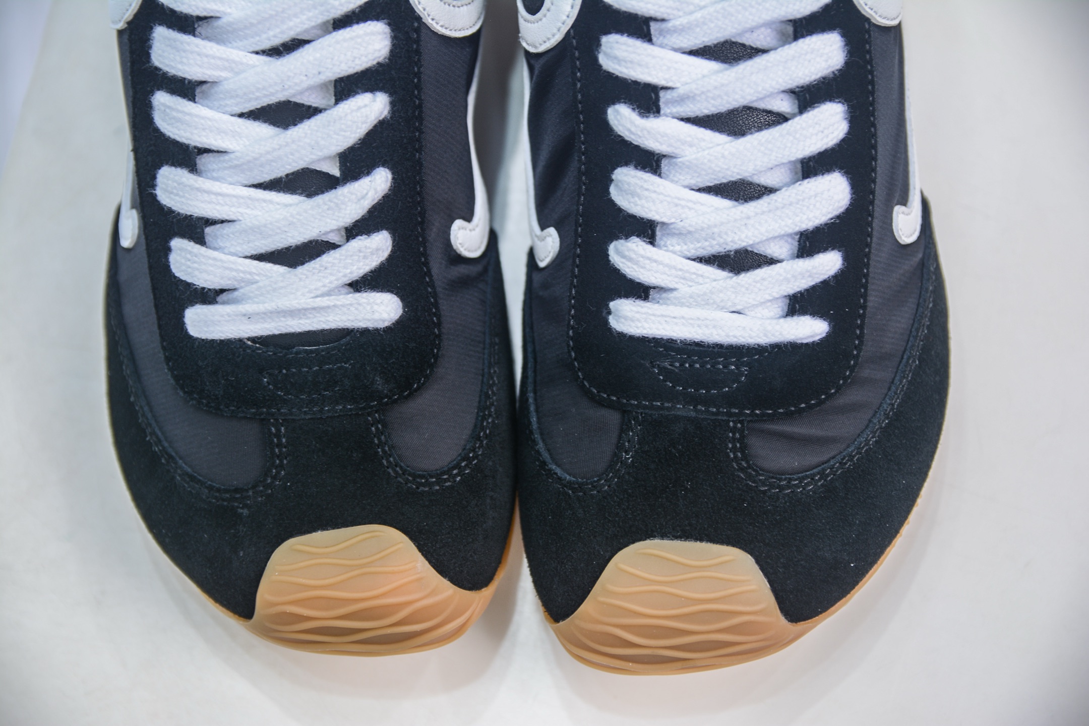 Loewe Ballet Runner 2.0: Comfortable Leather Sneakers with Signature Logo 10 i1748016261713 1332 0 8