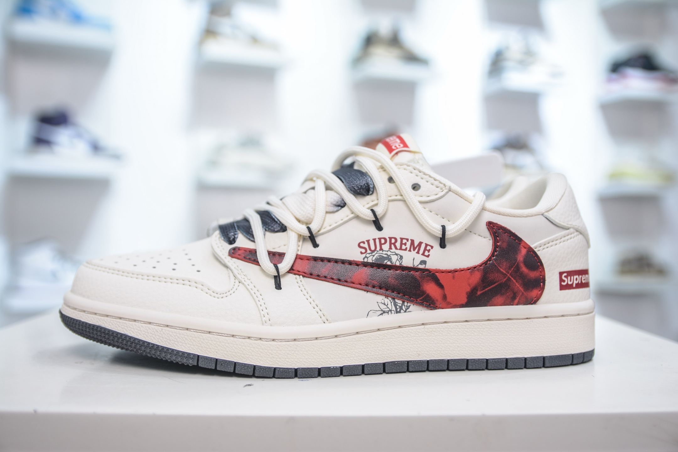 TS x Air Jordan x Supreme AJ1 Low 倒钩低帮联名SUP-白红黑勾绑带 DM6868-109