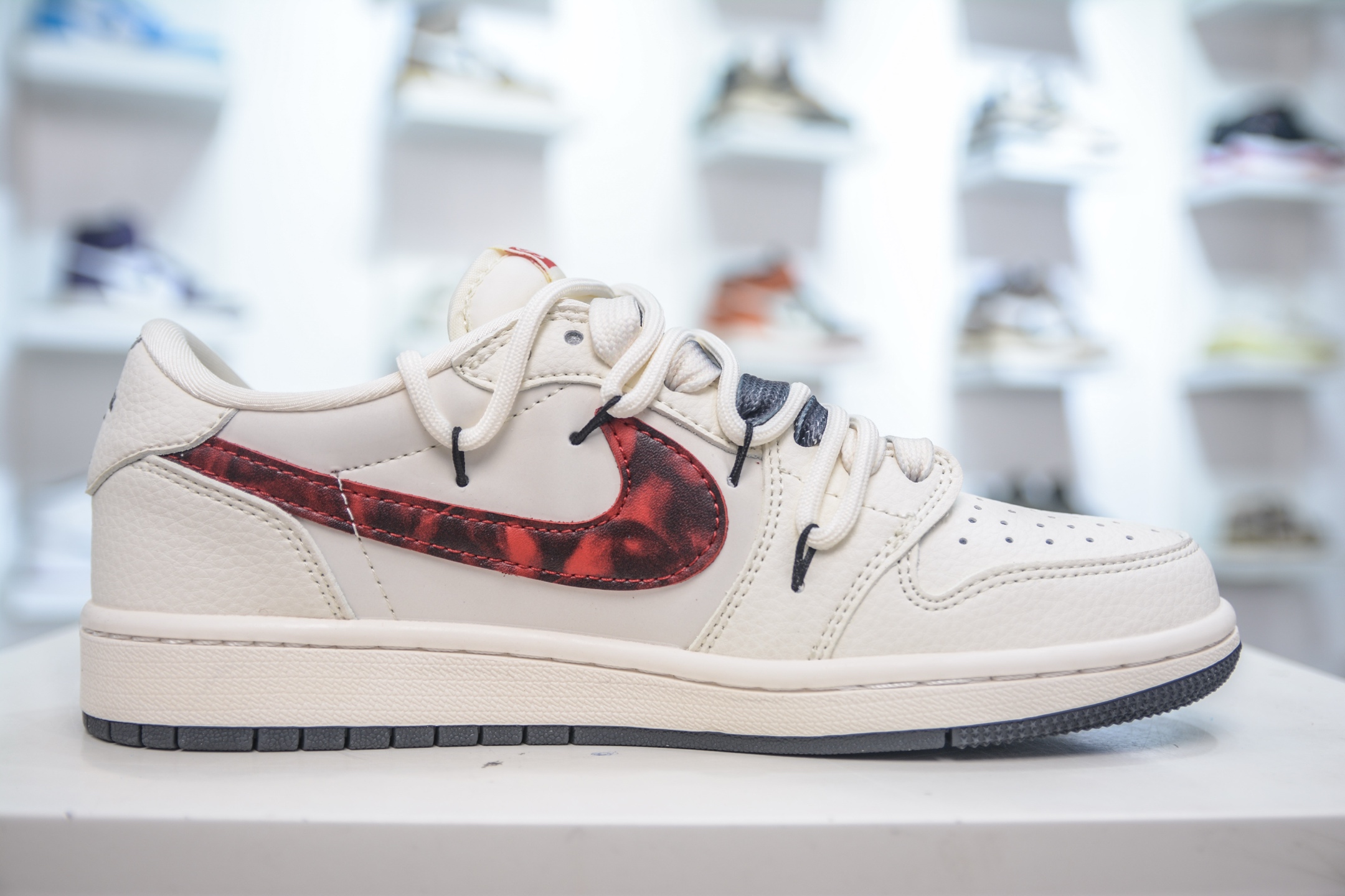 TS x Air Jordan x Supreme AJ1 Low 倒钩低帮联名SUP-白红黑勾绑带 DM6868-109