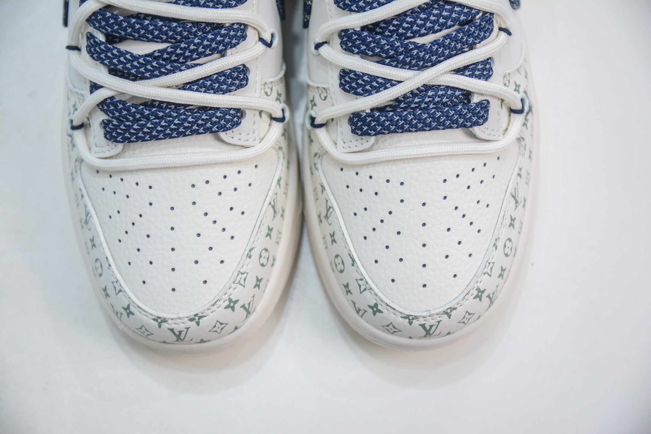 Nike SB Dunk Low x Louis Vuitton White Blue Denim Shoes - Limited Edition 10 i1748196107350 4156 0 8