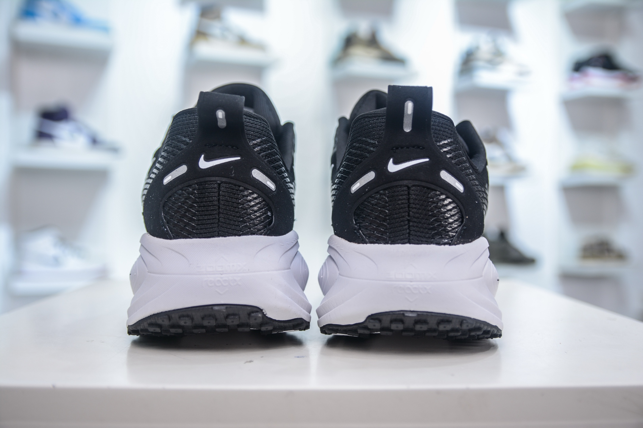 Nike Zoom Vomero 18 Running Shoes - Lightweight, Breathable, and Comfortable 3 i1748197618601 2902 0 1