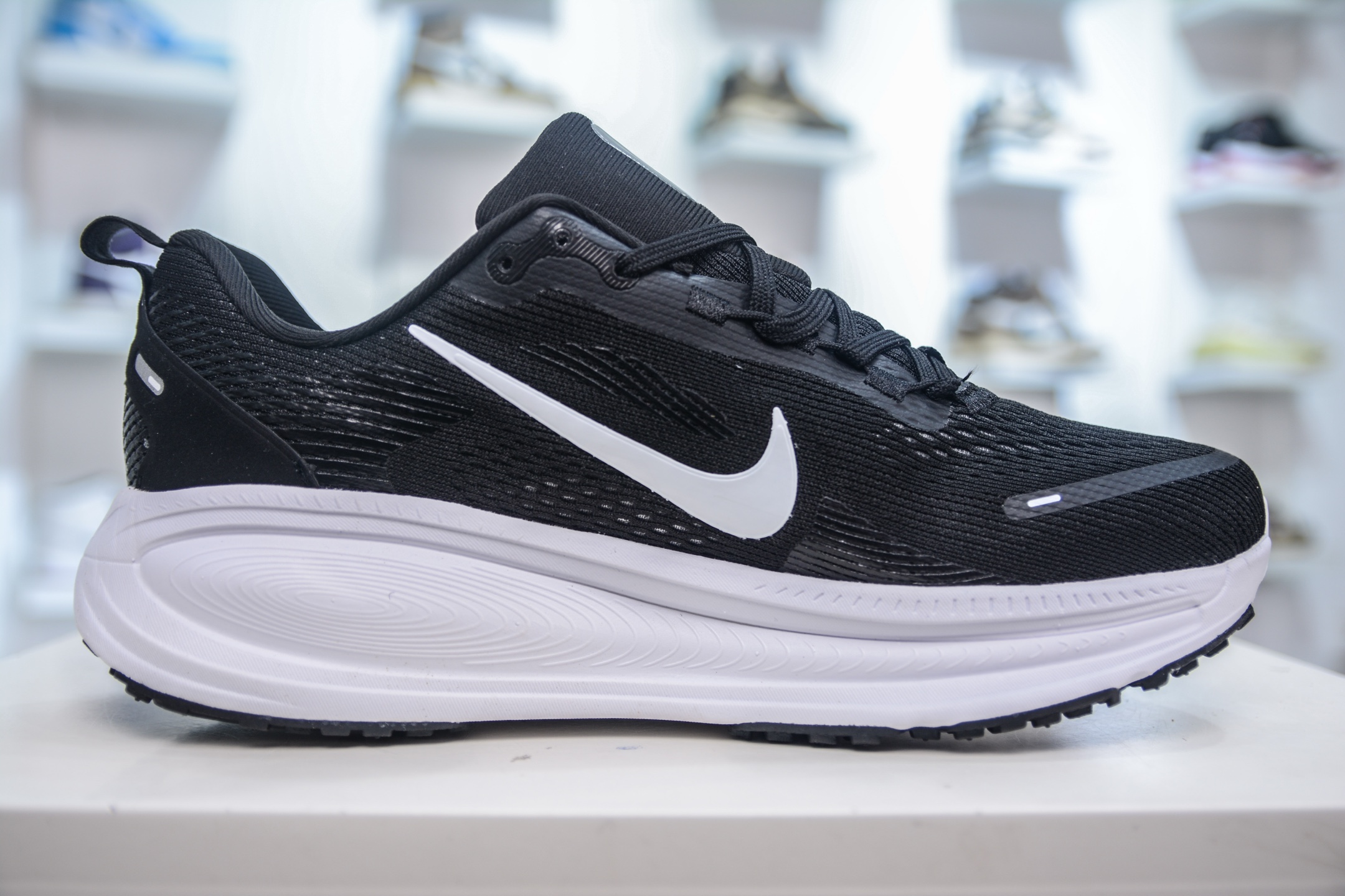 Nike Zoom Vomero 18 Running Shoes - Lightweight, Breathable, and Comfortable 4 i1748197619750 140 0 2
