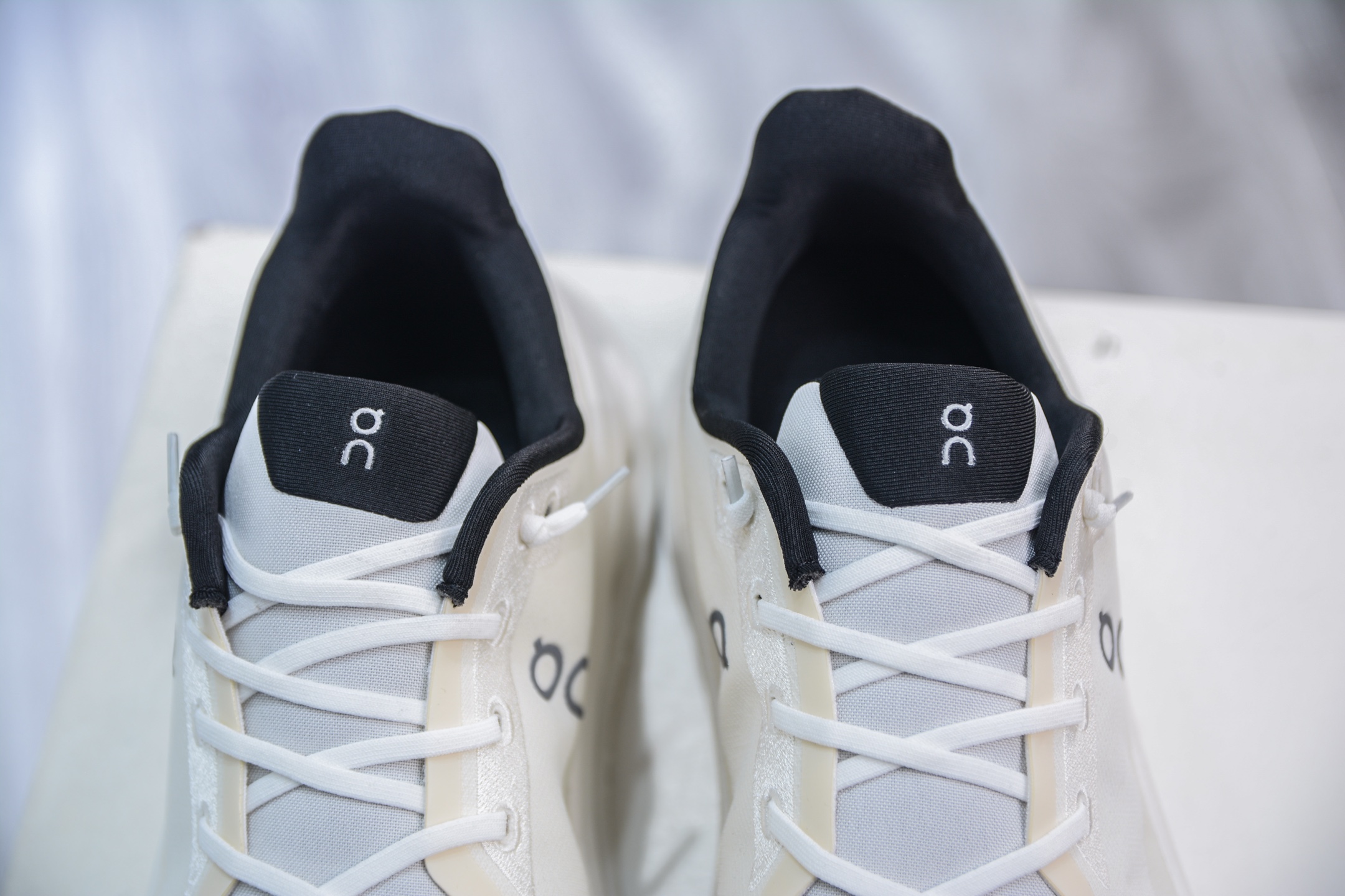 On昂跑 Cloudtilt Loewe 户外街头机能风跑步鞋 3ME10102531