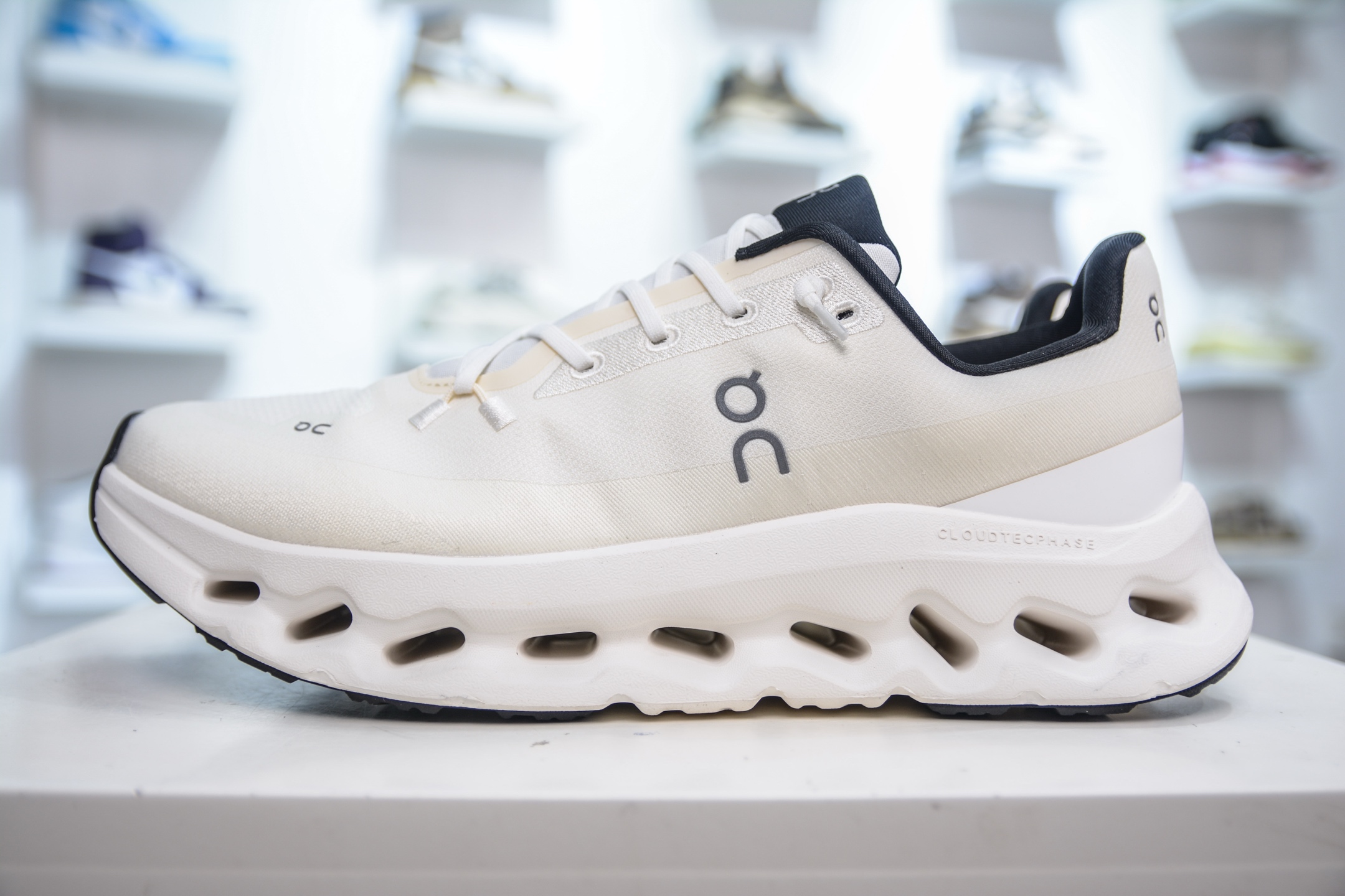 On昂跑 Cloudtilt Loewe 户外街头机能风跑步鞋 3ME10102531