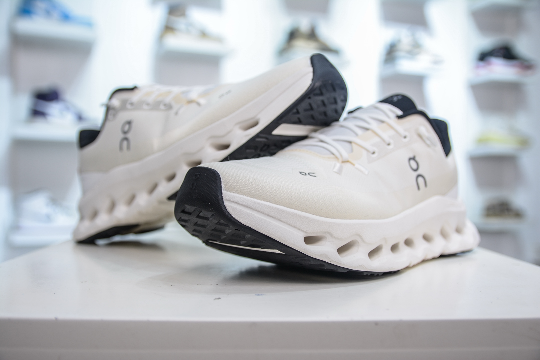 On昂跑 Cloudtilt Loewe 户外街头机能风跑步鞋 3ME10102531