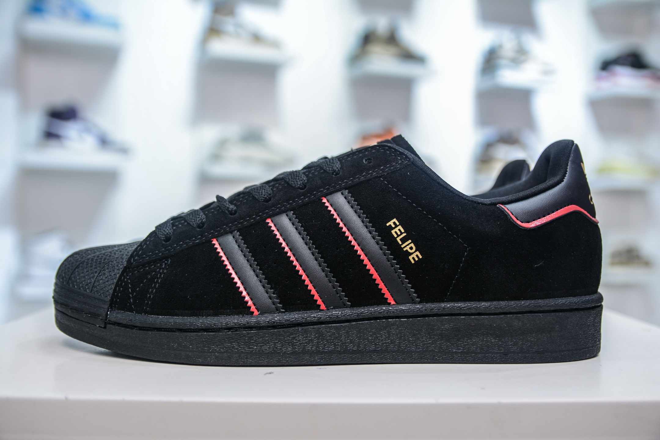 Felipe Gustavo x AD Originals Superstar 联名黑红贝壳头 JR7831
