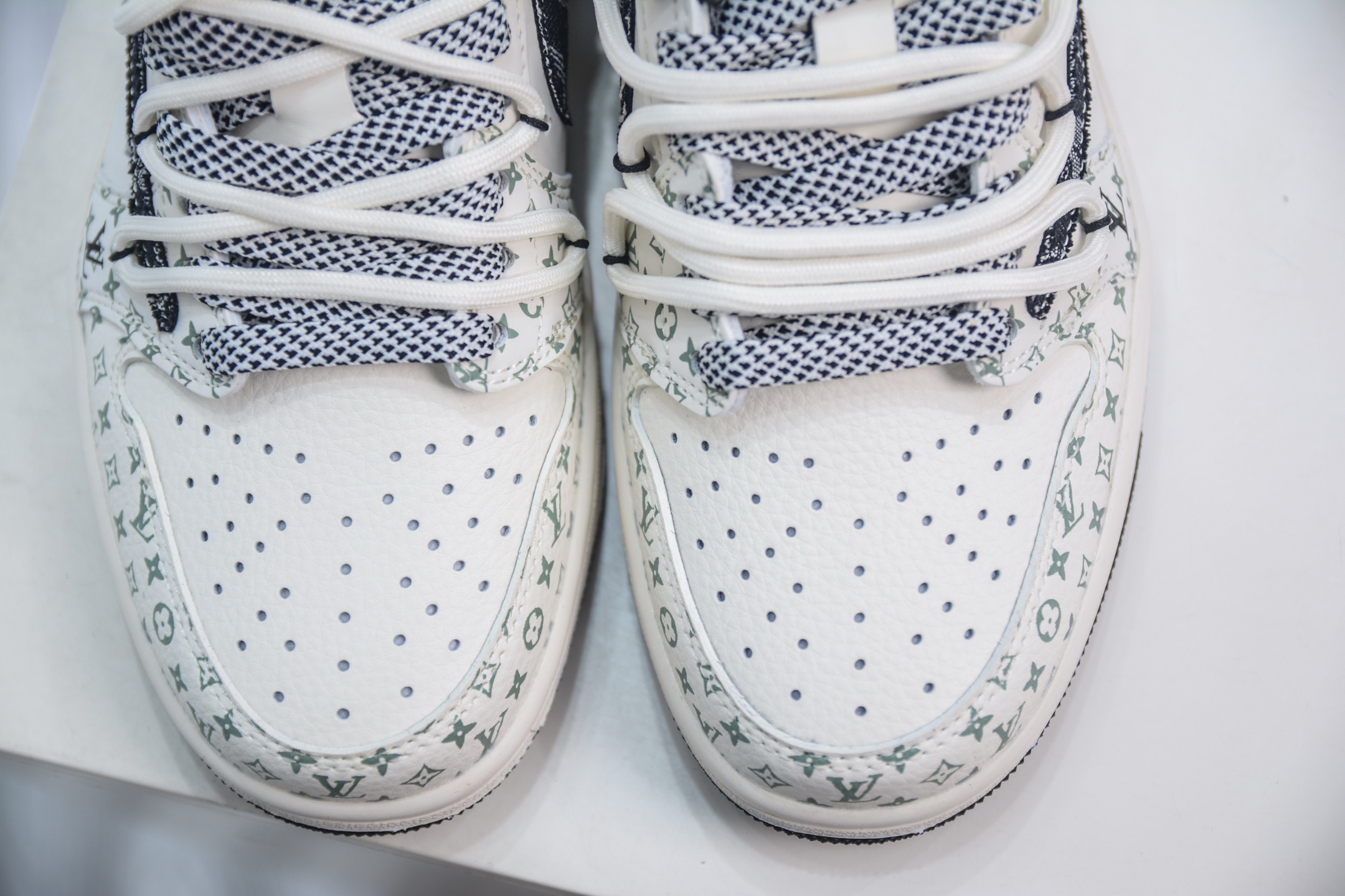 Travis Scott x Nike Air Jordan 1 Low X Louis Vuitton LV联名-米白黑牛仔绑带 YX5066-325 Travis Scott x Nike Air Jordan 1 Low X Louis Vuitton LV联名-米白黑牛仔绑带 YX5066-325