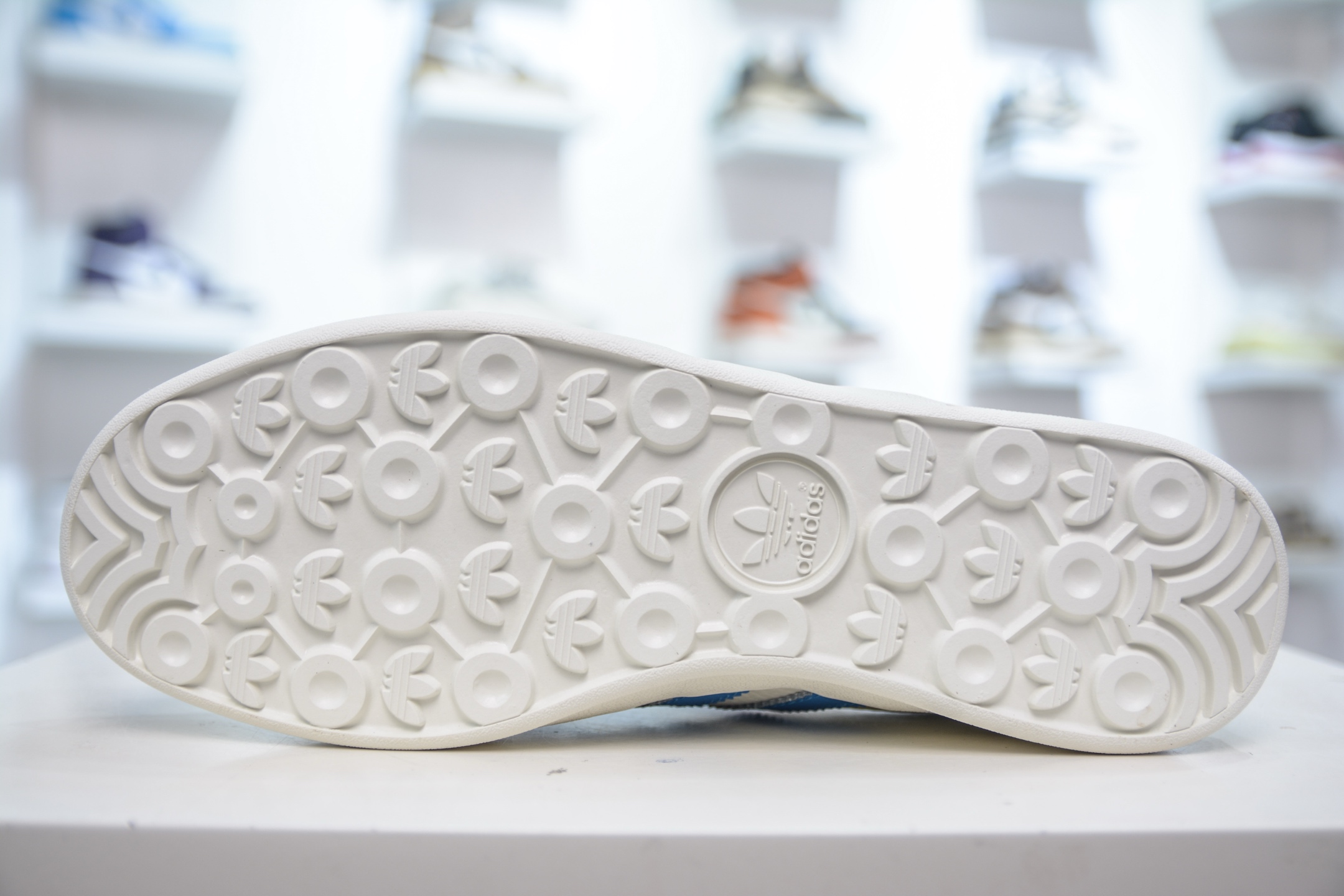 adidas Originals Gazelle INdoor x Louis Vuitton 三叶草休闲防滑耐磨低帮板鞋 DD6605