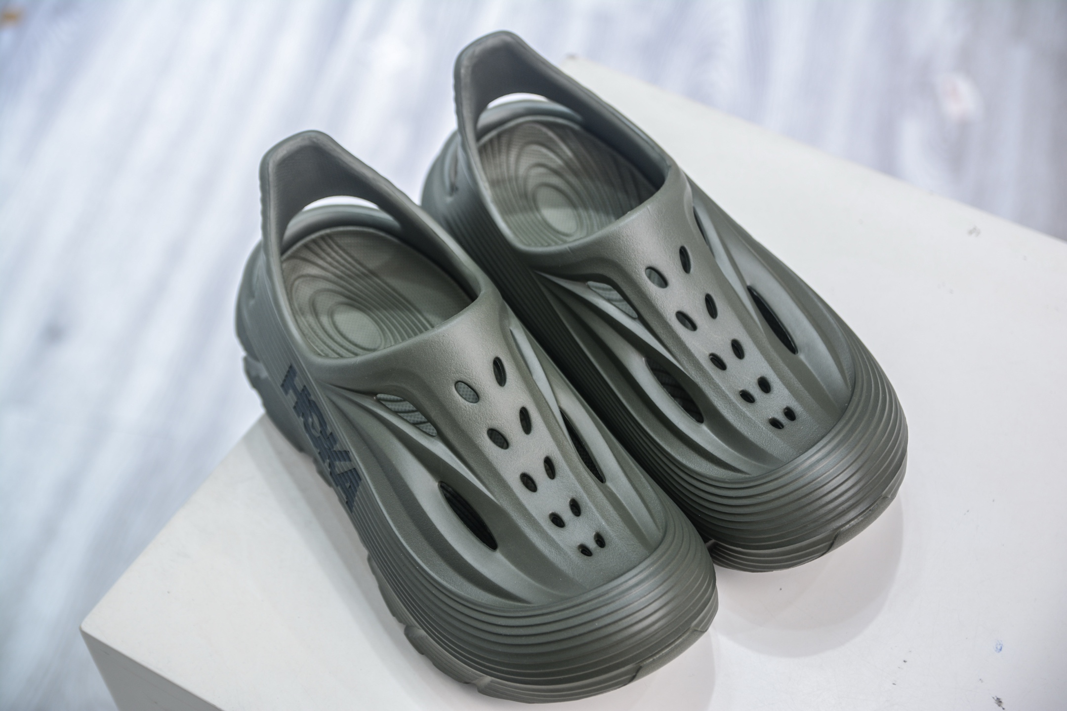HK纯原 Hoka 一脚蹬 包头洞洞鞋 户外缓震拖鞋流线型融合极简美学