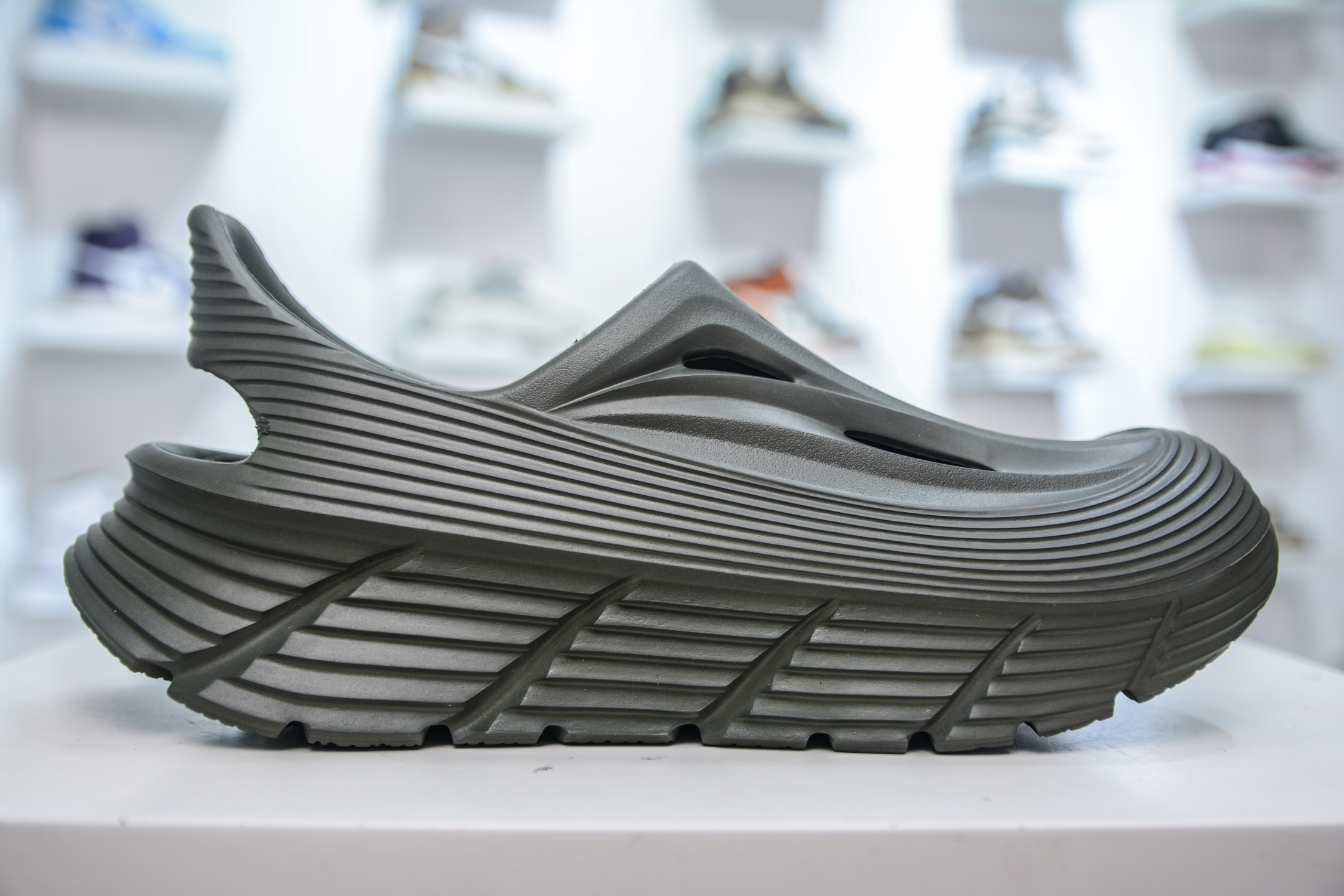 HK纯原 Hoka 一脚蹬 包头洞洞鞋 户外缓震拖鞋流线型融合极简美学