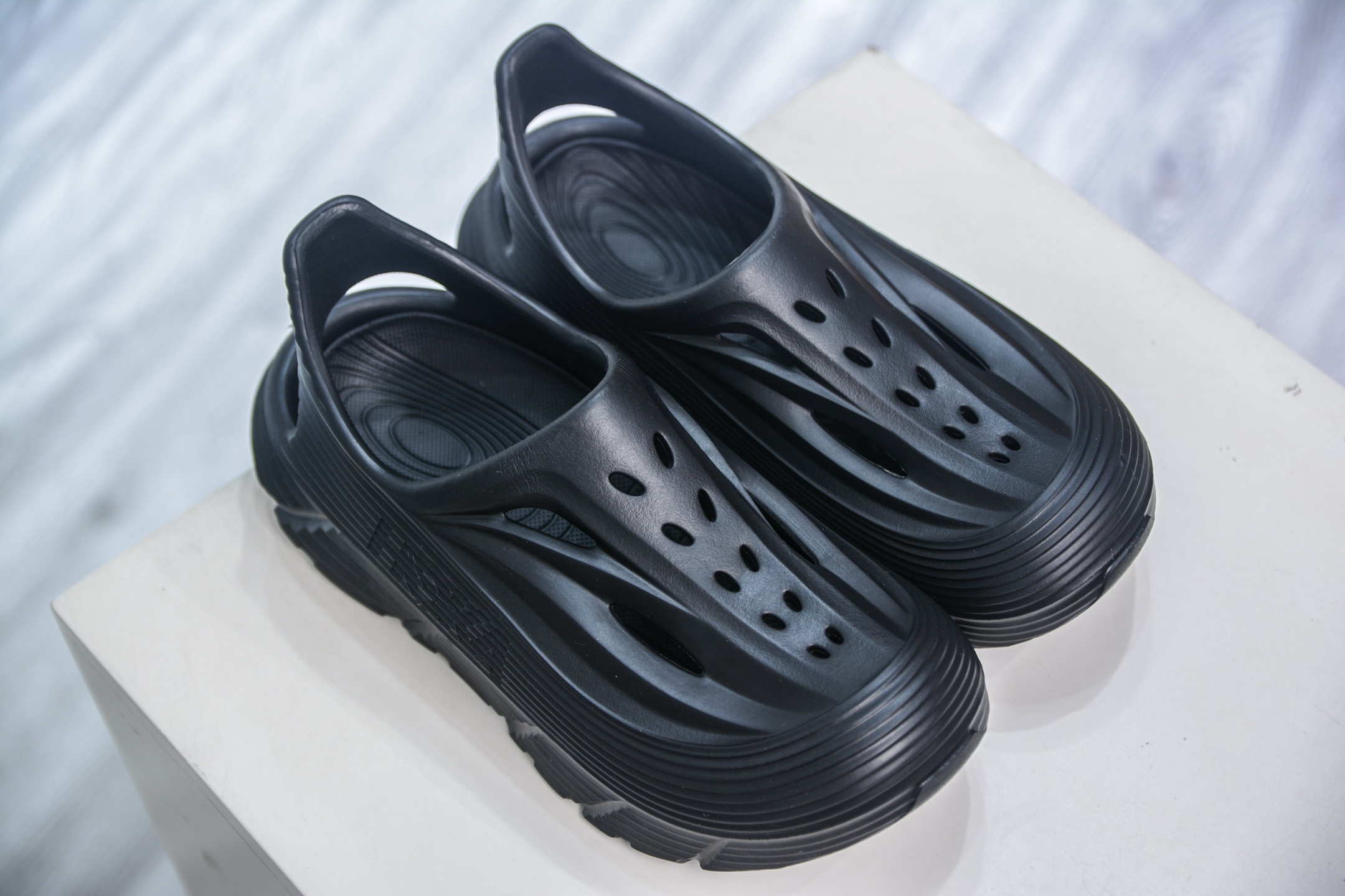 HK纯原 Hoka 一脚蹬 包头洞洞鞋 户外缓震拖鞋流线型融合极简美学