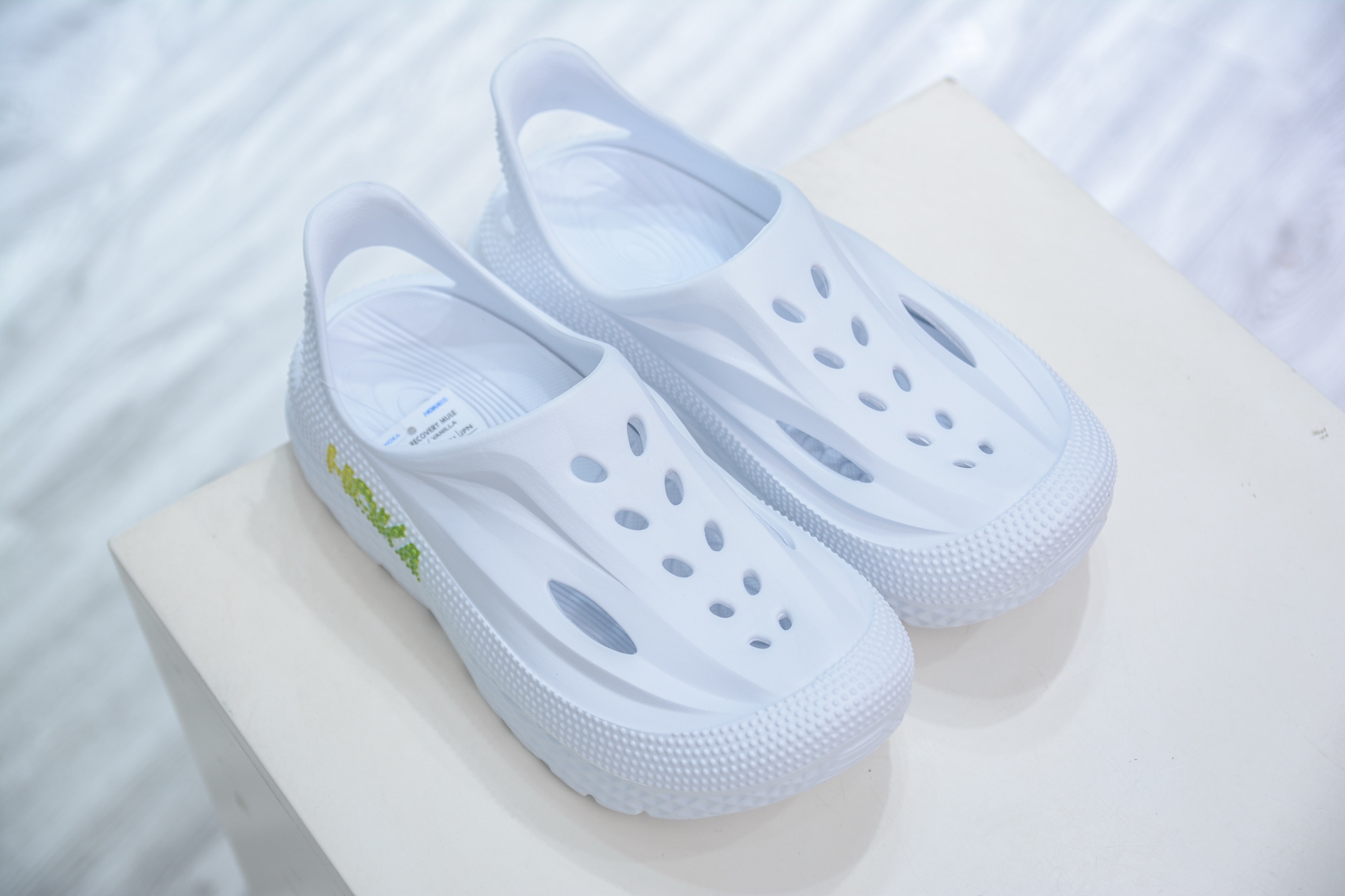 HK纯原 Hoka 一脚蹬 包头洞洞鞋 户外缓震拖鞋流线型融合极简美学