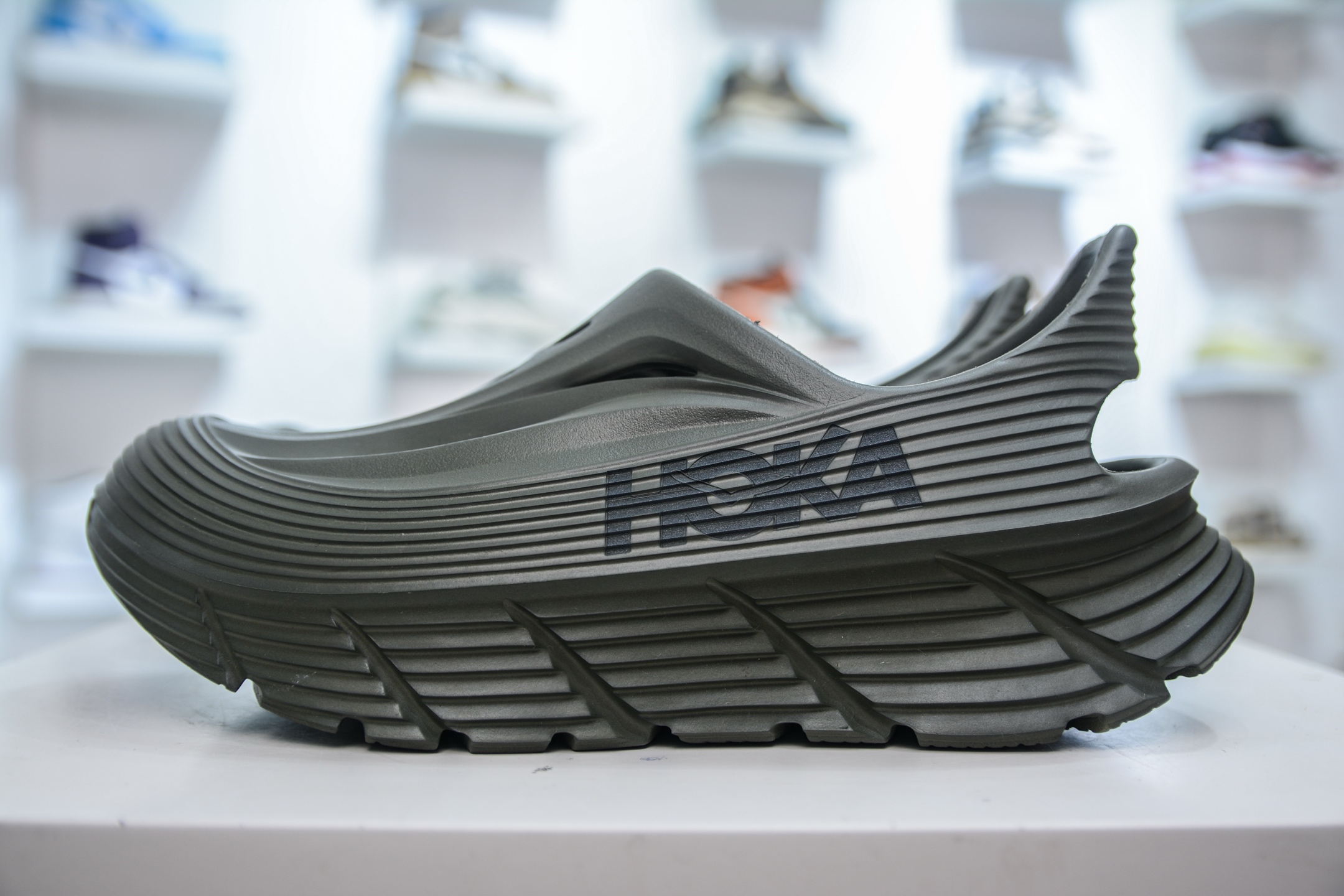 HK纯原 Hoka 一脚蹬 包头洞洞鞋 户外缓震拖鞋流线型融合极简美学