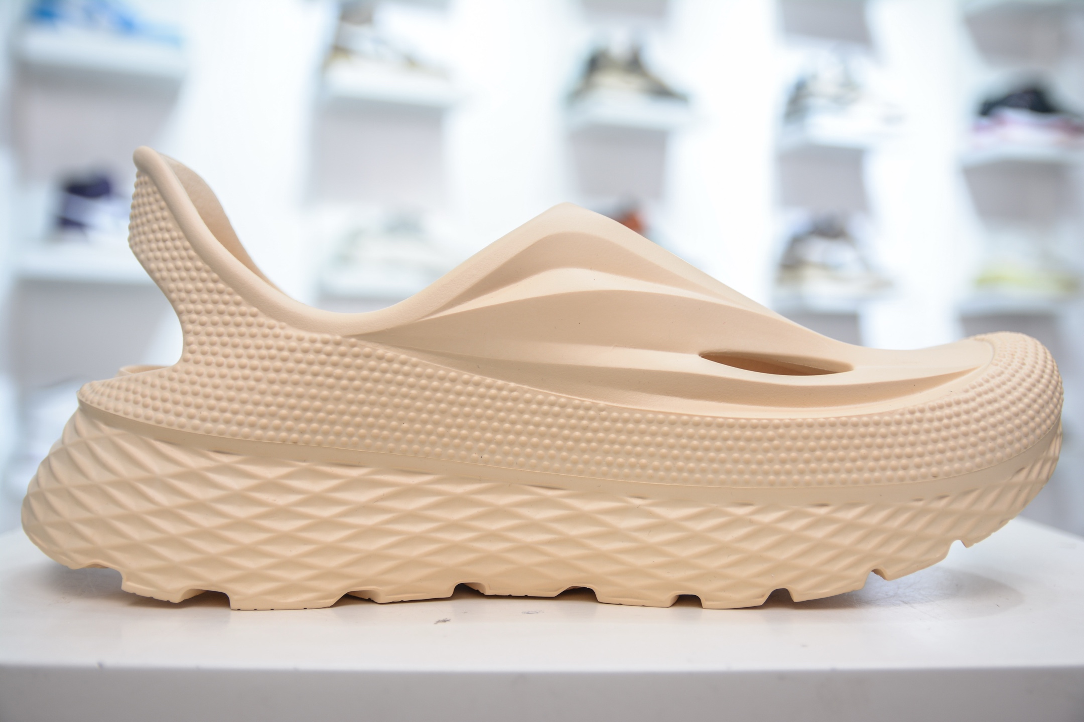 Hoka 一脚蹬 包头洞洞鞋 户外缓震拖鞋流线型融合极简美学