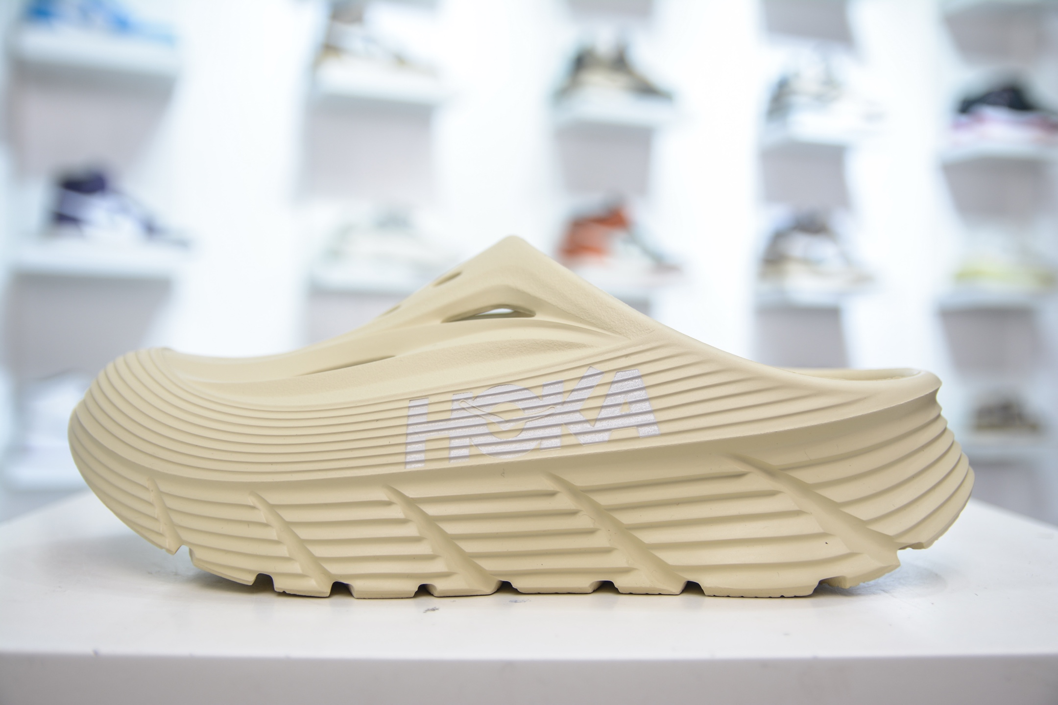 Hoka 一脚蹬 包头洞洞鞋 户外缓震拖鞋流线型融合极简美学