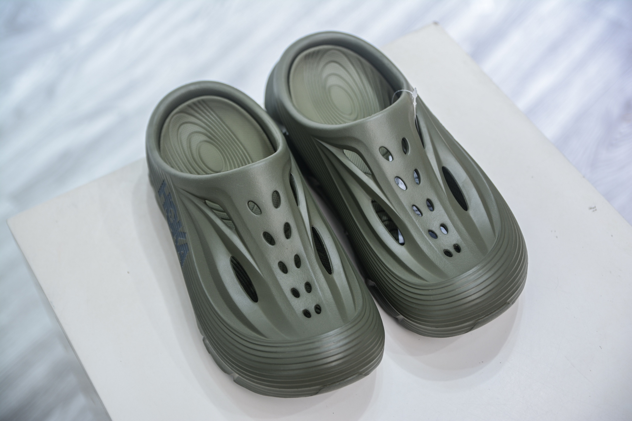 Hoka 一脚蹬 包头洞洞鞋 户外缓震拖鞋流线型融合极简美学