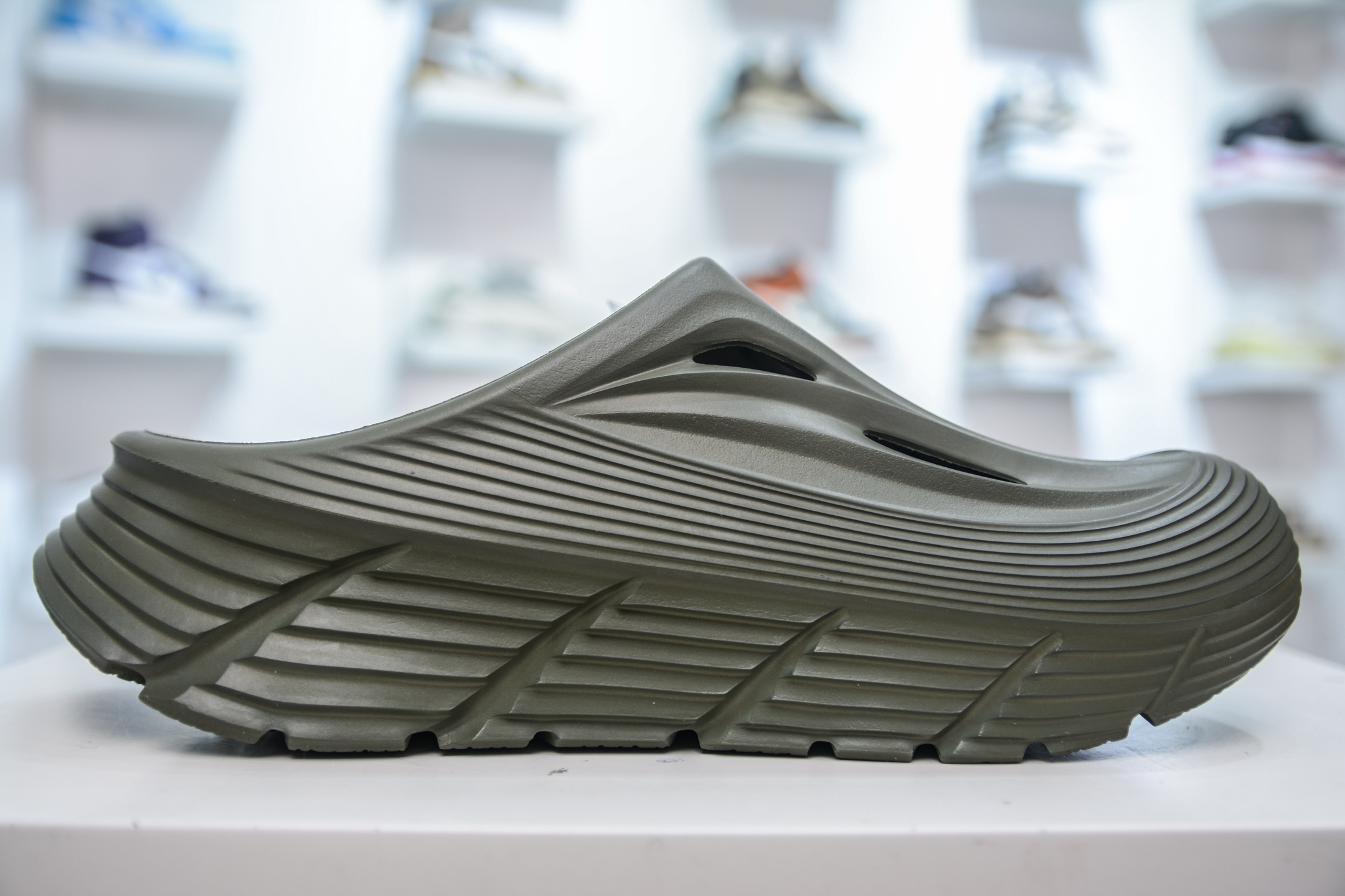 Hoka 一脚蹬 包头洞洞鞋 户外缓震拖鞋流线型融合极简美学