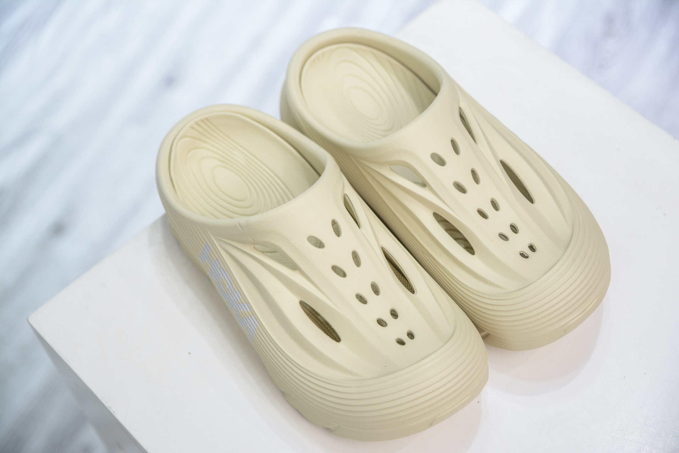 Hoka 一脚蹬 包头洞洞鞋 户外缓震拖鞋流线型融合极简美学