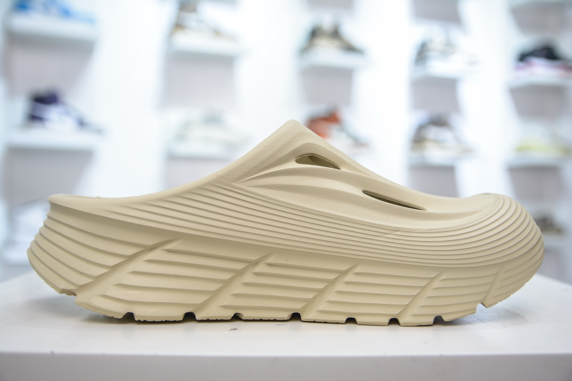 Hoka 一脚蹬 包头洞洞鞋 户外缓震拖鞋流线型融合极简美学