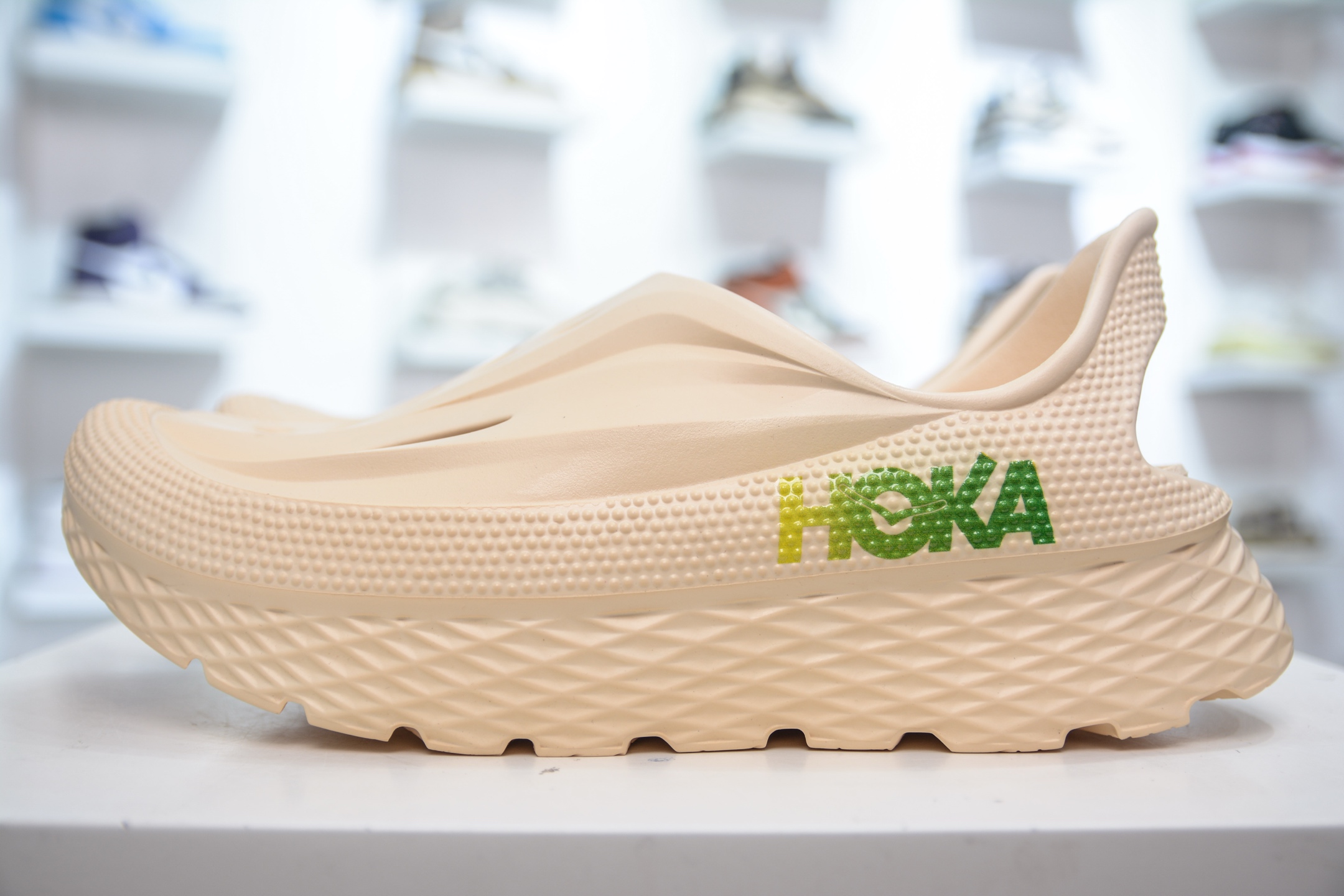 Hoka 一脚蹬 包头洞洞鞋 户外缓震拖鞋流线型融合极简美学