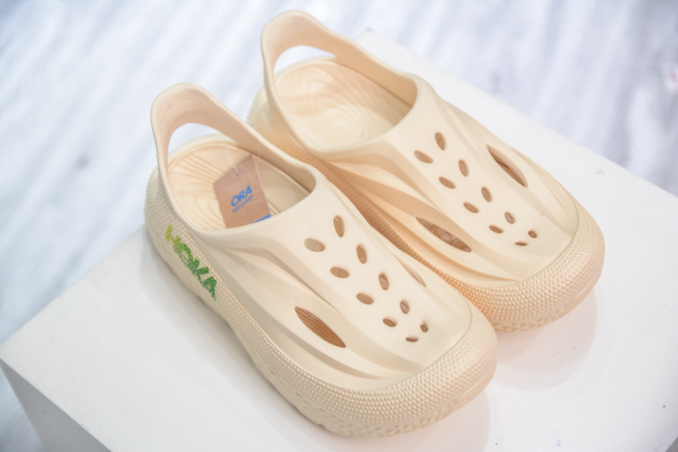 Hoka 一脚蹬 包头洞洞鞋 户外缓震拖鞋流线型融合极简美学