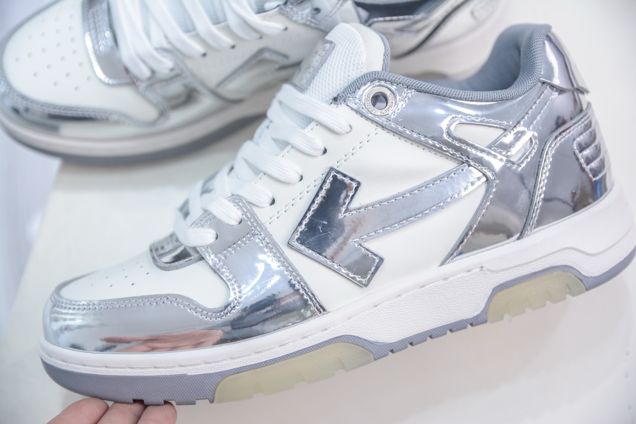 X版 Off-White Out of Office 低帮时尚板鞋液态银