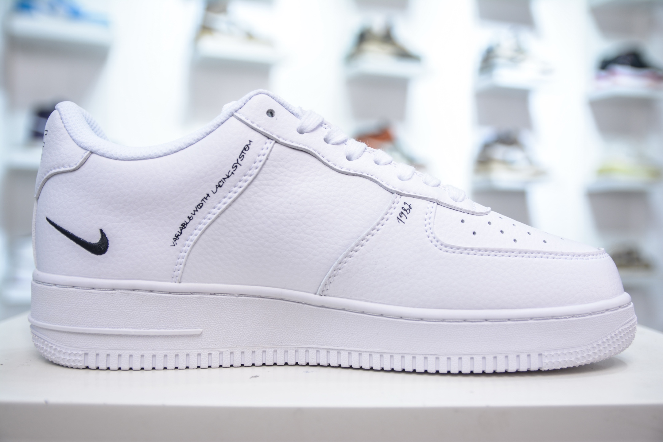 PB版 NK Air Force 1'07 Low 白黑二次元涂鸦 空军一号低帮百搭休闲运动板鞋 CW7581-101