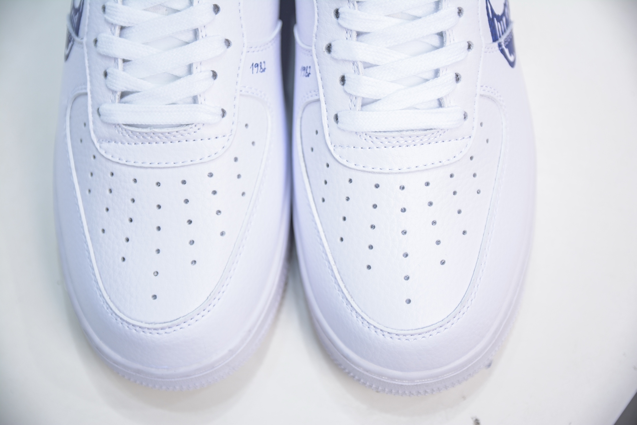 PB版 NK Air Force 1'07 Low 白蓝 二次元涂鸦 空军一号低帮百搭休闲运动板鞋 CW7581-100-莆田鞋,莆田鞋货源,高仿鞋,高仿鞋货源,安福档口,莆田高仿鞋,莆田鞋批发,高仿鞋批发,莆田高仿运动鞋,高仿运动鞋,莆田运动鞋 PB版 NK Air Force 1'07 Low 白蓝 二次元涂鸦 空军一号低帮百搭休闲运动板鞋 CW7581-100