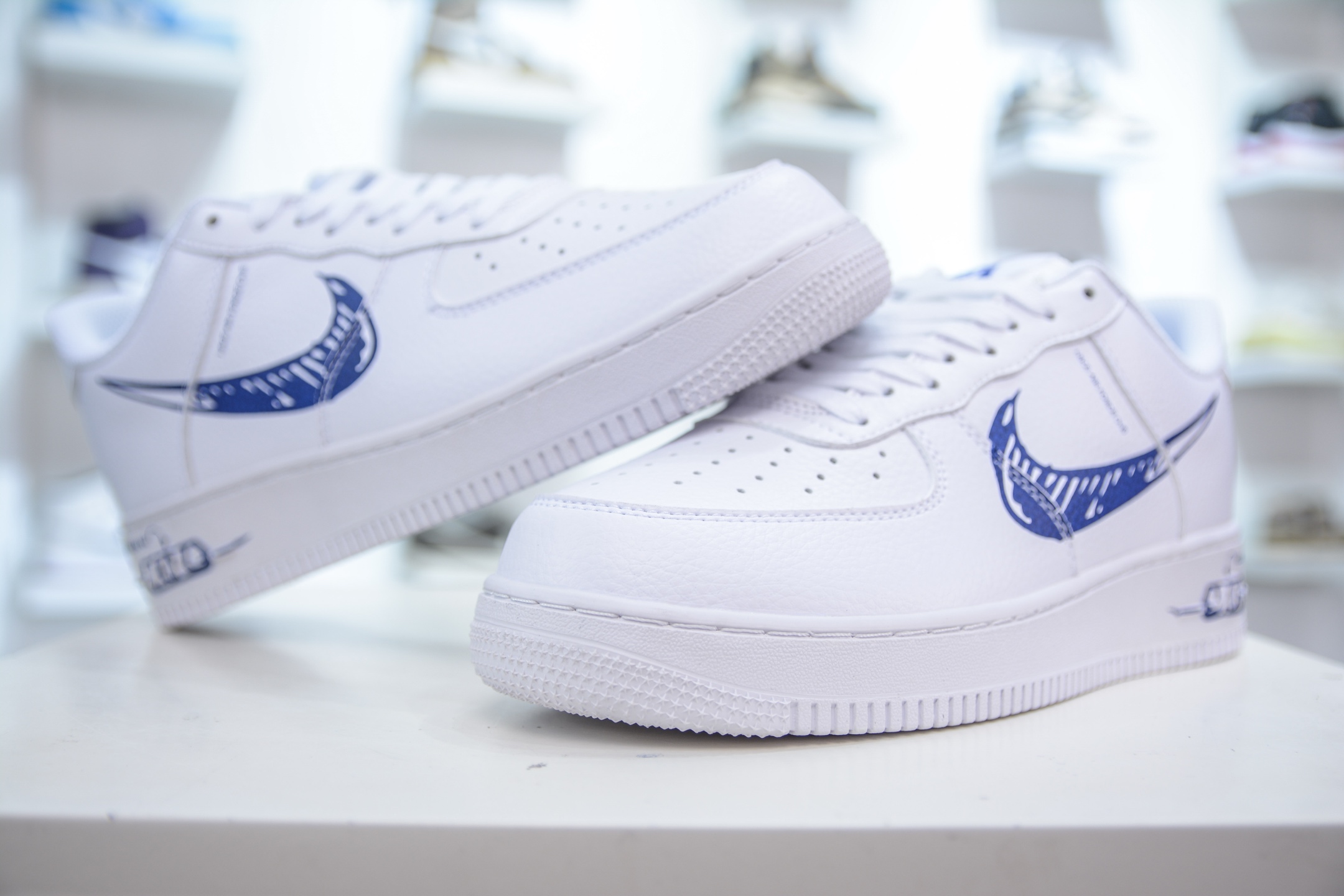 PB版 NK Air Force 1'07 Low 白蓝 二次元涂鸦 空军一号低帮百搭休闲运动板鞋 CW7581-100-莆田鞋,莆田鞋货源,高仿鞋,高仿鞋货源,安福档口,莆田高仿鞋,莆田鞋批发,高仿鞋批发,莆田高仿运动鞋,高仿运动鞋,莆田运动鞋 PB版 NK Air Force 1'07 Low 白蓝 二次元涂鸦 空军一号低帮百搭休闲运动板鞋 CW7581-100