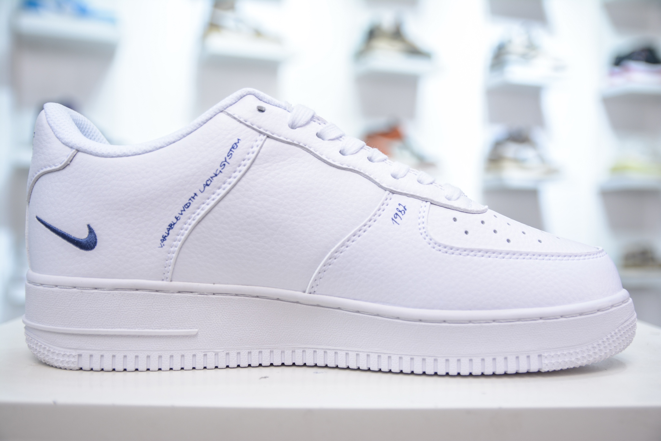 PB版 NK Air Force 1'07 Low 白蓝 二次元涂鸦 空军一号低帮百搭休闲运动板鞋 CW7581-100-莆田鞋,莆田鞋货源,高仿鞋,高仿鞋货源,安福档口,莆田高仿鞋,莆田鞋批发,高仿鞋批发,莆田高仿运动鞋,高仿运动鞋,莆田运动鞋 PB版 NK Air Force 1'07 Low 白蓝 二次元涂鸦 空军一号低帮百搭休闲运动板鞋 CW7581-100