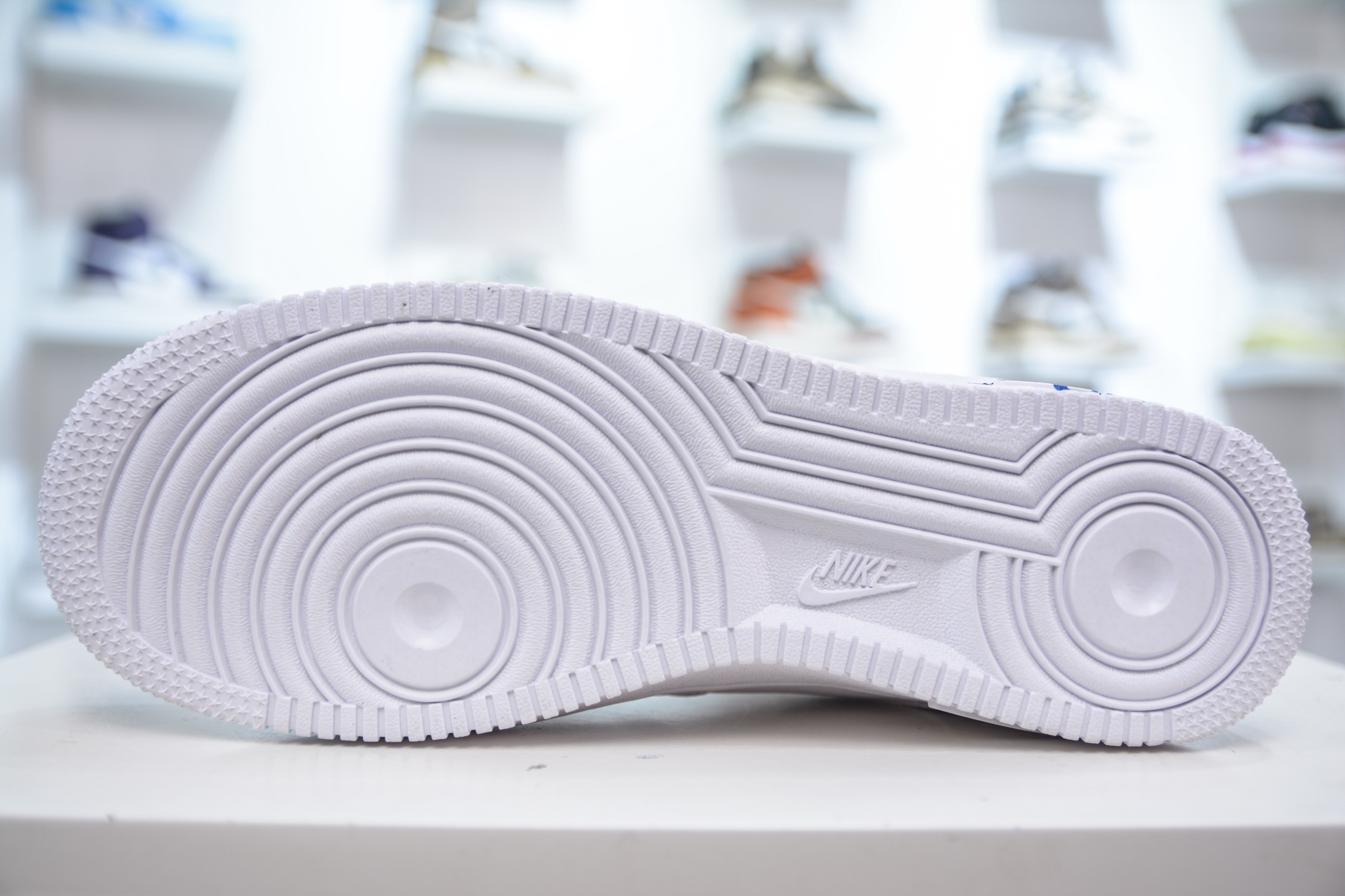 PB版 NK Air Force 1'07 Low 白蓝 二次元涂鸦 空军一号低帮百搭休闲运动板鞋 CW7581-100-莆田鞋,莆田鞋货源,高仿鞋,高仿鞋货源,安福档口,莆田高仿鞋,莆田鞋批发,高仿鞋批发,莆田高仿运动鞋,高仿运动鞋,莆田运动鞋 PB版 NK Air Force 1'07 Low 白蓝 二次元涂鸦 空军一号低帮百搭休闲运动板鞋 CW7581-100