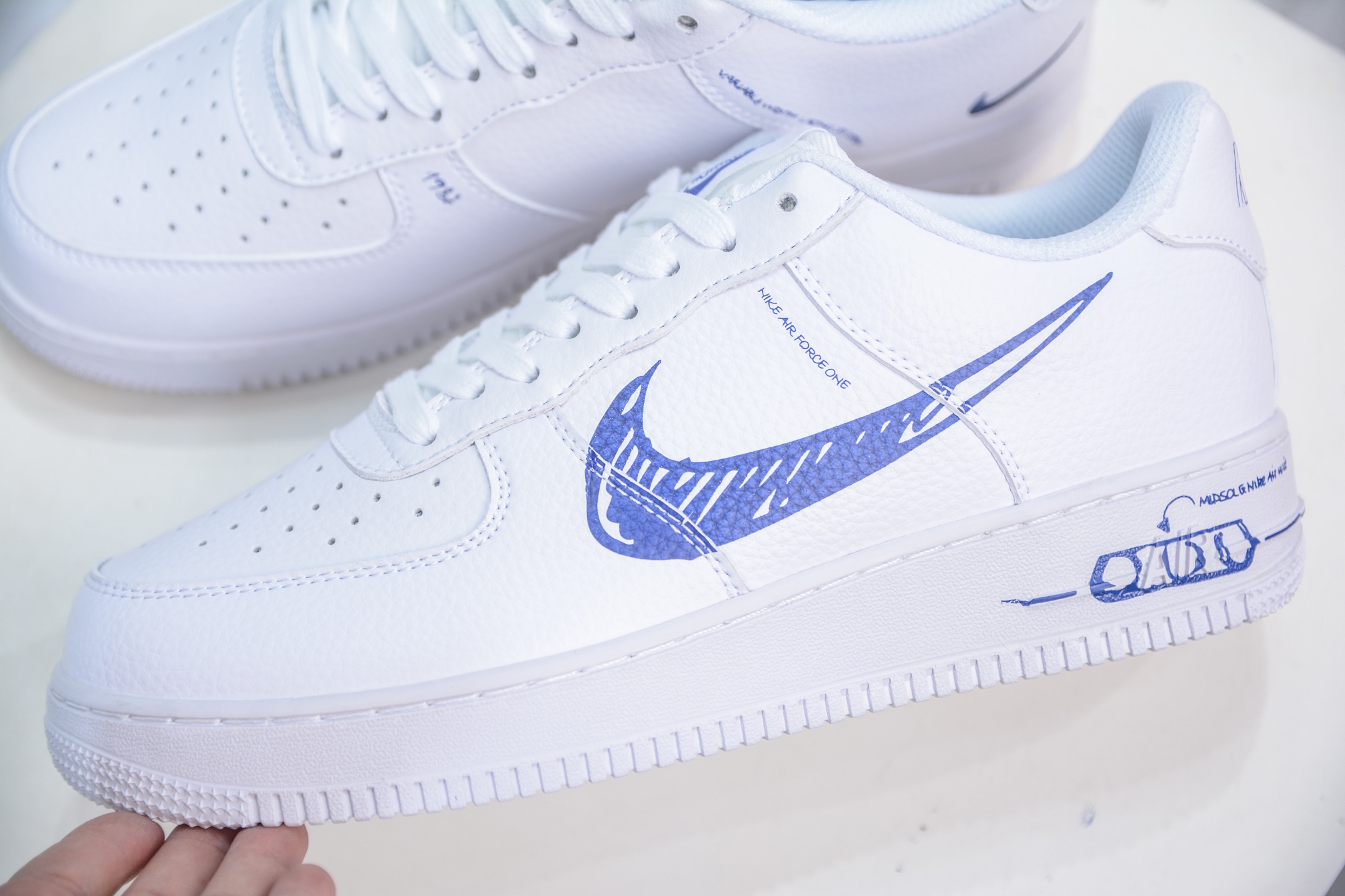 PB版 NK Air Force 1'07 Low 白蓝 二次元涂鸦 空军一号低帮百搭休闲运动板鞋 CW7581-100-莆田鞋,莆田鞋货源,高仿鞋,高仿鞋货源,安福档口,莆田高仿鞋,莆田鞋批发,高仿鞋批发,莆田高仿运动鞋,高仿运动鞋,莆田运动鞋 PB版 NK Air Force 1'07 Low 白蓝 二次元涂鸦 空军一号低帮百搭休闲运动板鞋 CW7581-100