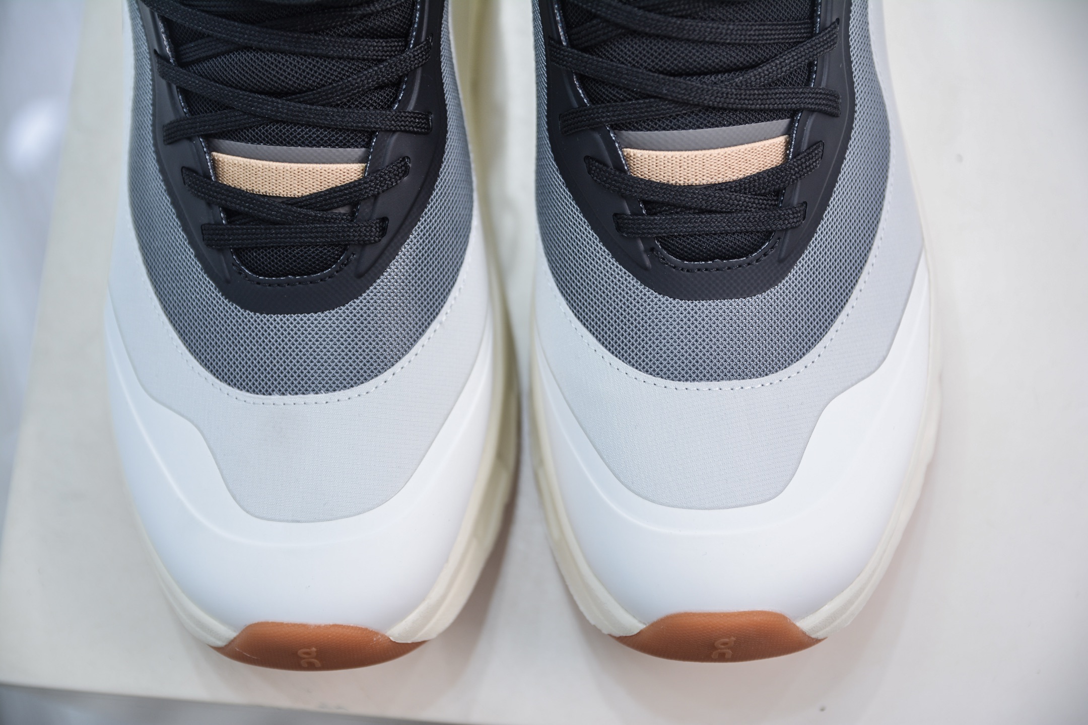 X版 Loewe x On昂跑 Cloudtilt 2.0 罗意威联名轻便低帮跑步鞋 3ME10693509-莆田鞋,莆田鞋货源,高仿鞋,高仿鞋货源,安福档口,莆田高仿鞋,莆田鞋批发,高仿鞋批发,莆田高仿运动鞋,高仿运动鞋,莆田运动鞋 X版 Loewe x On昂跑 Cloudtilt 2.0 罗意威联名轻便低帮跑步鞋 3ME10693509