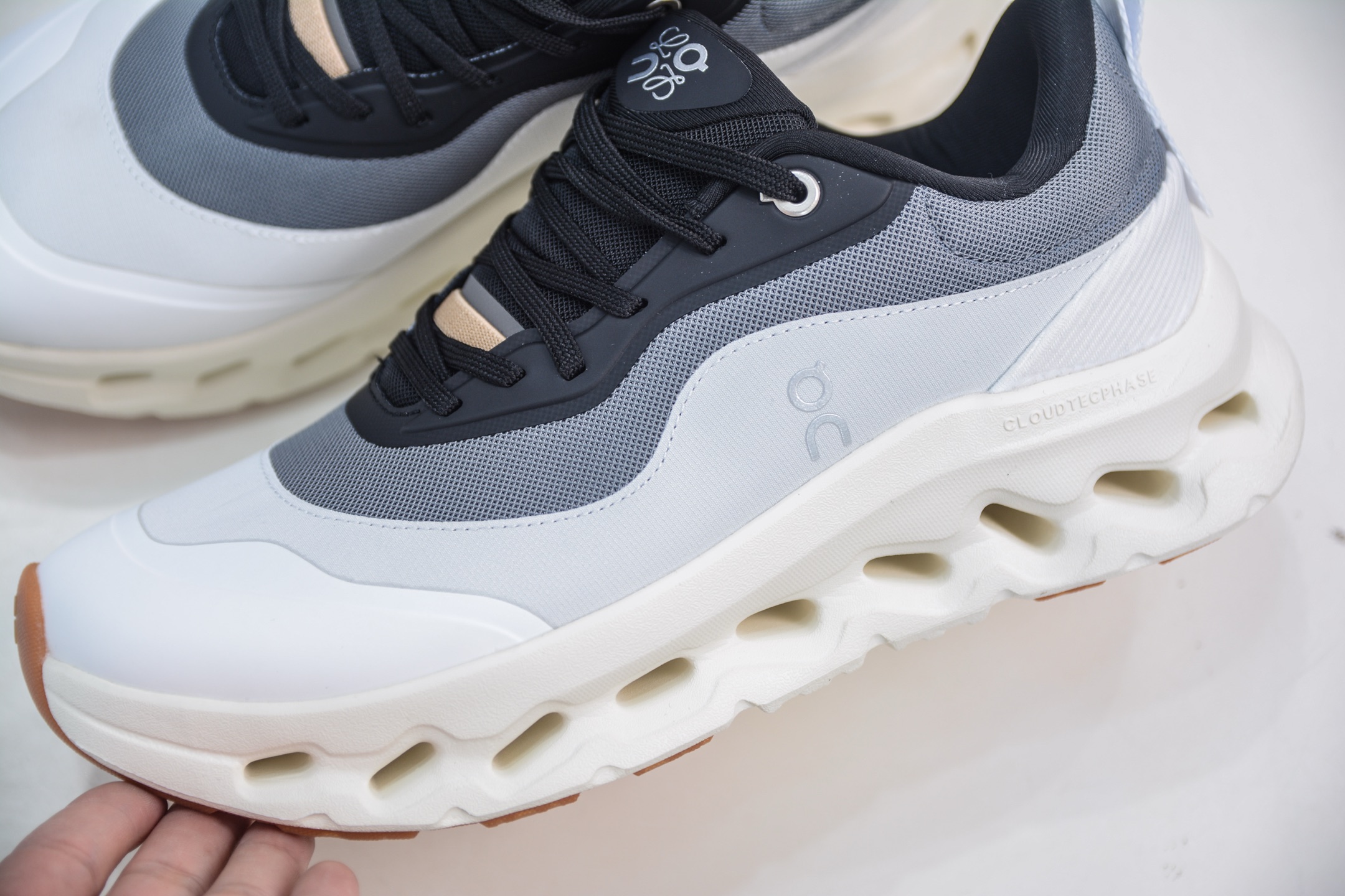 X版 Loewe x On昂跑 Cloudtilt 2.0 罗意威联名轻便低帮跑步鞋 3ME10693509-莆田鞋,莆田鞋货源,高仿鞋,高仿鞋货源,安福档口,莆田高仿鞋,莆田鞋批发,高仿鞋批发,莆田高仿运动鞋,高仿运动鞋,莆田运动鞋 X版 Loewe x On昂跑 Cloudtilt 2.0 罗意威联名轻便低帮跑步鞋 3ME10693509