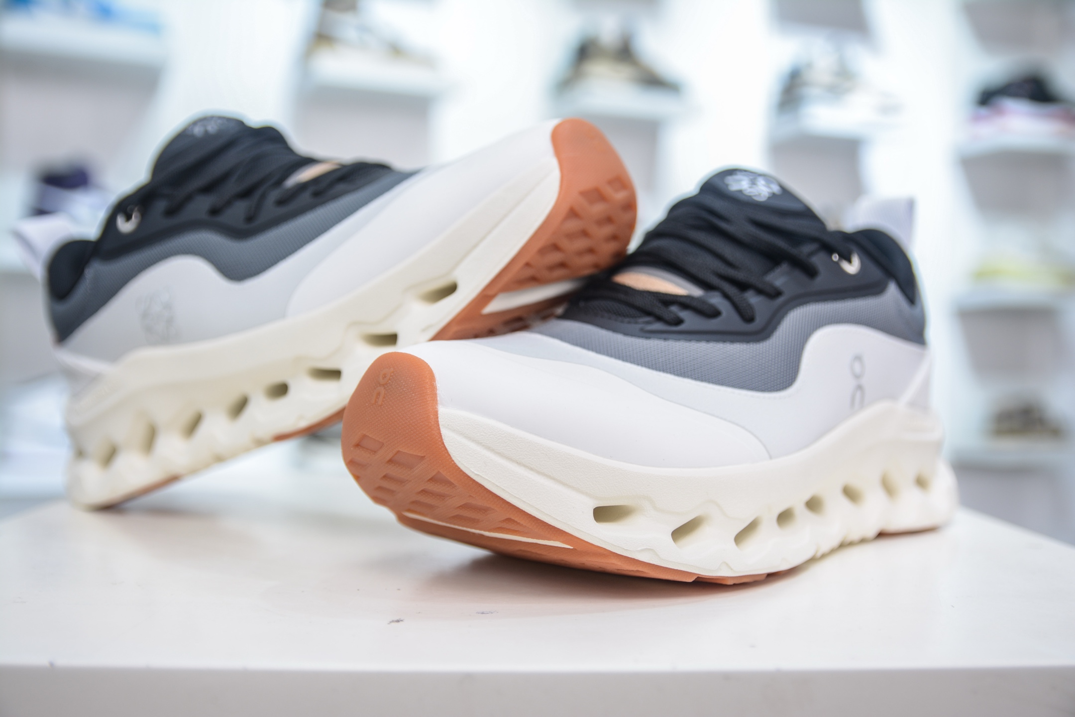 X版 Loewe x On昂跑 Cloudtilt 2.0 罗意威联名轻便低帮跑步鞋 3ME10693509-莆田鞋,莆田鞋货源,高仿鞋,高仿鞋货源,安福档口,莆田高仿鞋,莆田鞋批发,高仿鞋批发,莆田高仿运动鞋,高仿运动鞋,莆田运动鞋 X版 Loewe x On昂跑 Cloudtilt 2.0 罗意威联名轻便低帮跑步鞋 3ME10693509