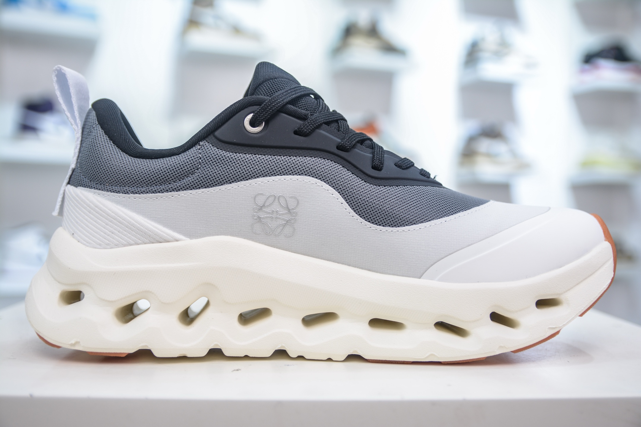 X版 Loewe x On昂跑 Cloudtilt 2.0 罗意威联名轻便低帮跑步鞋 3ME10693509-莆田鞋,莆田鞋货源,高仿鞋,高仿鞋货源,安福档口,莆田高仿鞋,莆田鞋批发,高仿鞋批发,莆田高仿运动鞋,高仿运动鞋,莆田运动鞋 X版 Loewe x On昂跑 Cloudtilt 2.0 罗意威联名轻便低帮跑步鞋 3ME10693509