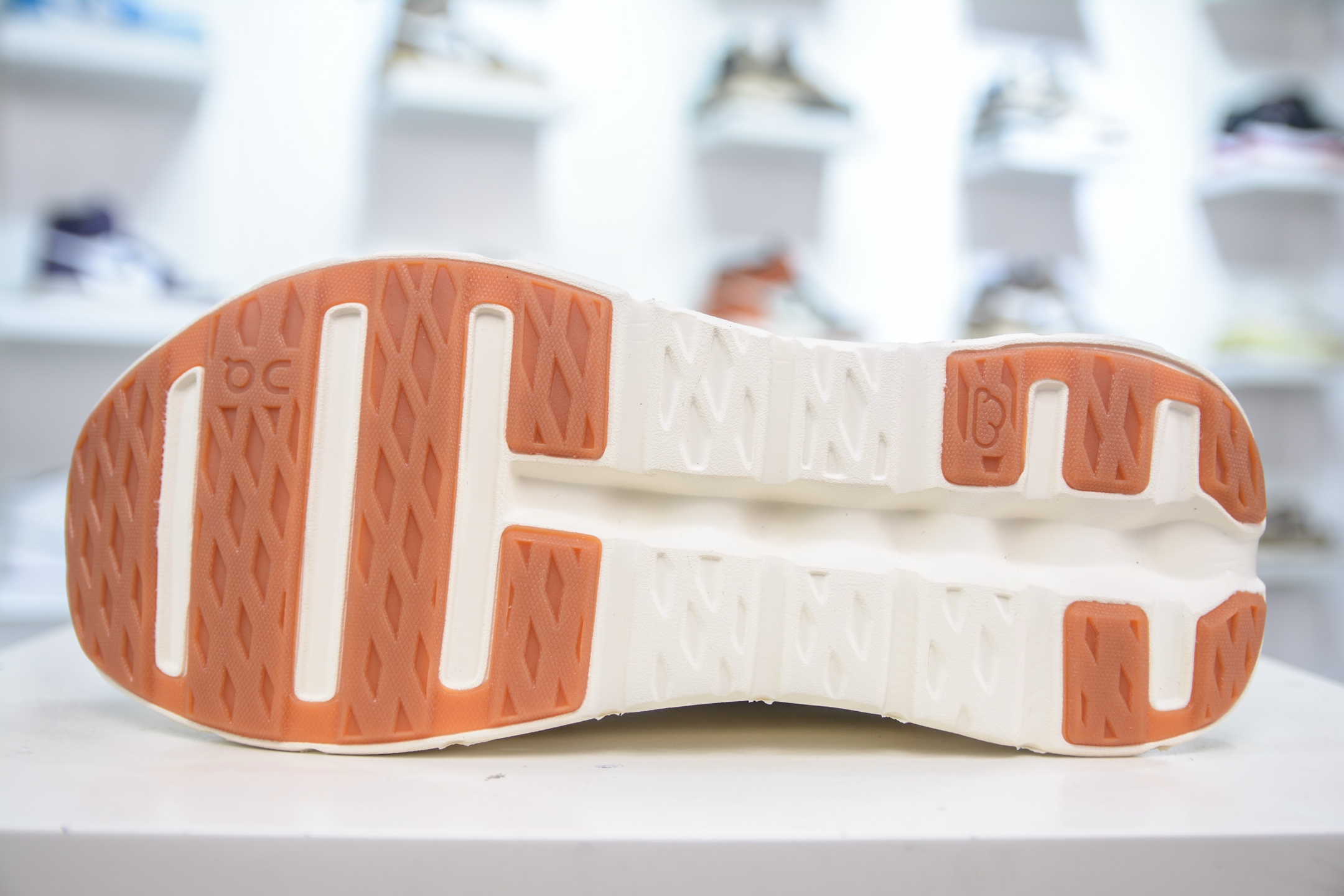 X版 Loewe x On昂跑 Cloudtilt 2.0 罗意威联名轻便低帮跑步鞋 3ME10693509-莆田鞋,莆田鞋货源,高仿鞋,高仿鞋货源,安福档口,莆田高仿鞋,莆田鞋批发,高仿鞋批发,莆田高仿运动鞋,高仿运动鞋,莆田运动鞋 X版 Loewe x On昂跑 Cloudtilt 2.0 罗意威联名轻便低帮跑步鞋 3ME10693509